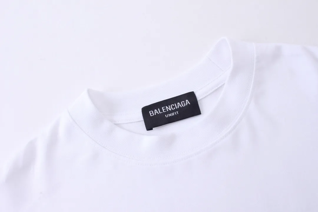 🅿️216 Real photos [Top version. Official website quality] BALENCIAGA/Balenciaga WFP World Food Agency charity limited edition #long-sleeved T-shirt. The fabric is made of Paris ZP custom-woven and dyed cotton double yarn. Weighing 260 grams, the cloth surface is clean. The cloth pattern is clear, soft and comfortable. The ribbing is dyed with no color difference. The classic pattern printing uses environmentally friendly imported glue, micro-foam printing. Precision screen. The letters are clear. No burrs. Strong three-dimensional effect. The version adopts OS loose shoulder version. Same style for men and women. Coding: BL225016 Color: white, black Size: XS S M L