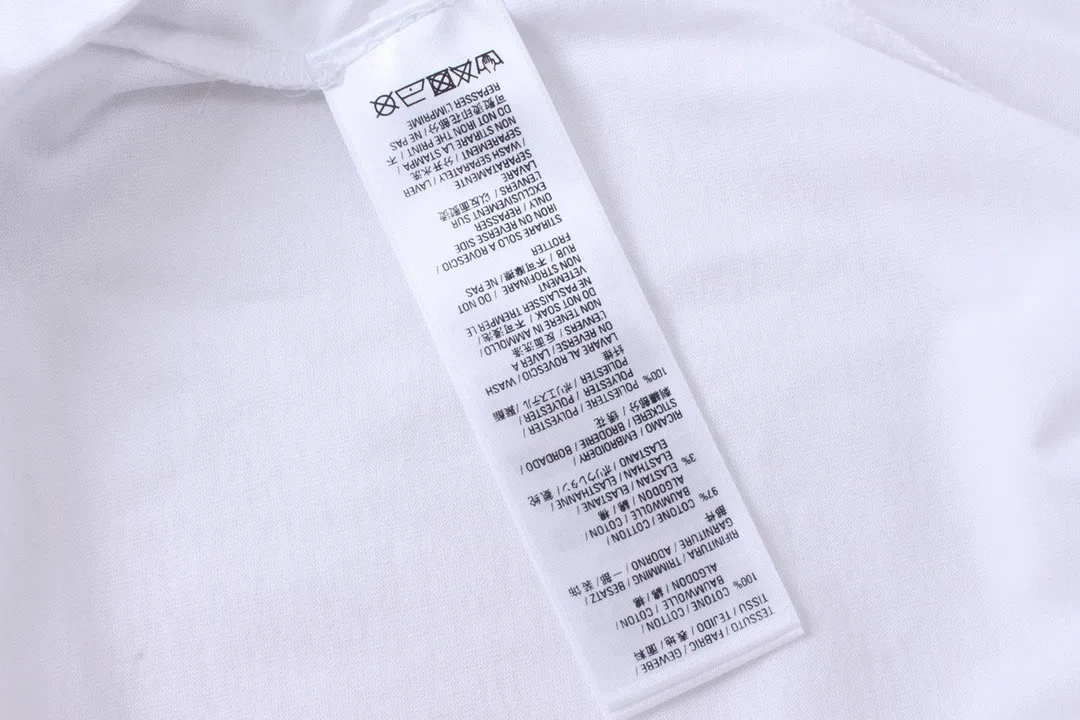 🅿️216 Real photos [Top version. Official website quality] BALENCIAGA/Balenciaga WFP World Food Agency charity limited edition #long-sleeved T-shirt. The fabric is made of Paris ZP custom-woven and dyed cotton double yarn. Weighing 260 grams, the cloth surface is clean. The cloth pattern is clear, soft and comfortable. The ribbing is dyed with no color difference. The classic pattern printing uses environmentally friendly imported glue, micro-foam printing. Precision screen. The letters are clear. No burrs. Strong three-dimensional effect. The version adopts OS loose shoulder version. Same style for men and women. Coding: BL225016 Color: white, black Size: XS S M L