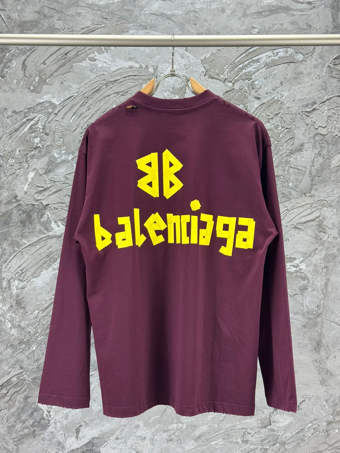 🅿️250 BALENCI*GA Paris tape series printed washed distressed long sleeves. The fabric is made of 280g Paris-specific double yarns*high weight 1:1 double yarn rib. The front and rear panels are made of imported Kornray machine direct-injection printing technology. Distressing + multi-position cutting and wear-making process. Two high-temperature shaping washes. os dropped shoulders and loose version. Same style for men and women -Color: off-white, iron gray, burgundy, green, black blue, fog blue -SIZE: XS S M L style number 8602#
