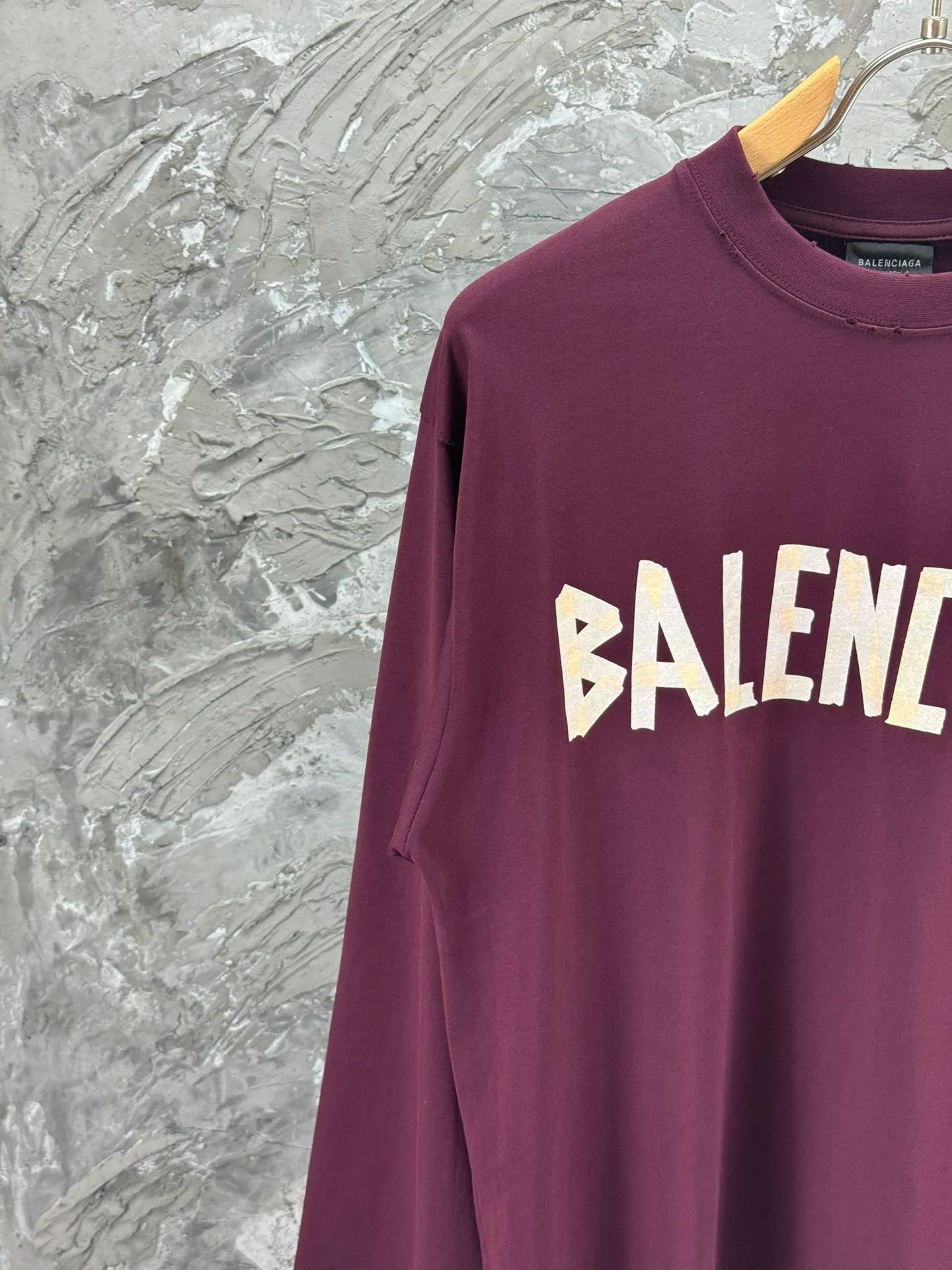 🅿️250 BALENCI*GA Paris tape series printed washed distressed long sleeves. The fabric is made of 280g Paris-specific double yarns*high weight 1:1 double yarn rib. The front and rear panels are made of imported Kornray machine direct-injection printing technology. Distressing + multi-position cutting and wear-making process. Two high-temperature shaping washes. os dropped shoulders and loose version. Same style for men and women -Color: off-white, iron gray, burgundy, green, black blue, fog blue -SIZE: XS S M L style number 8602#