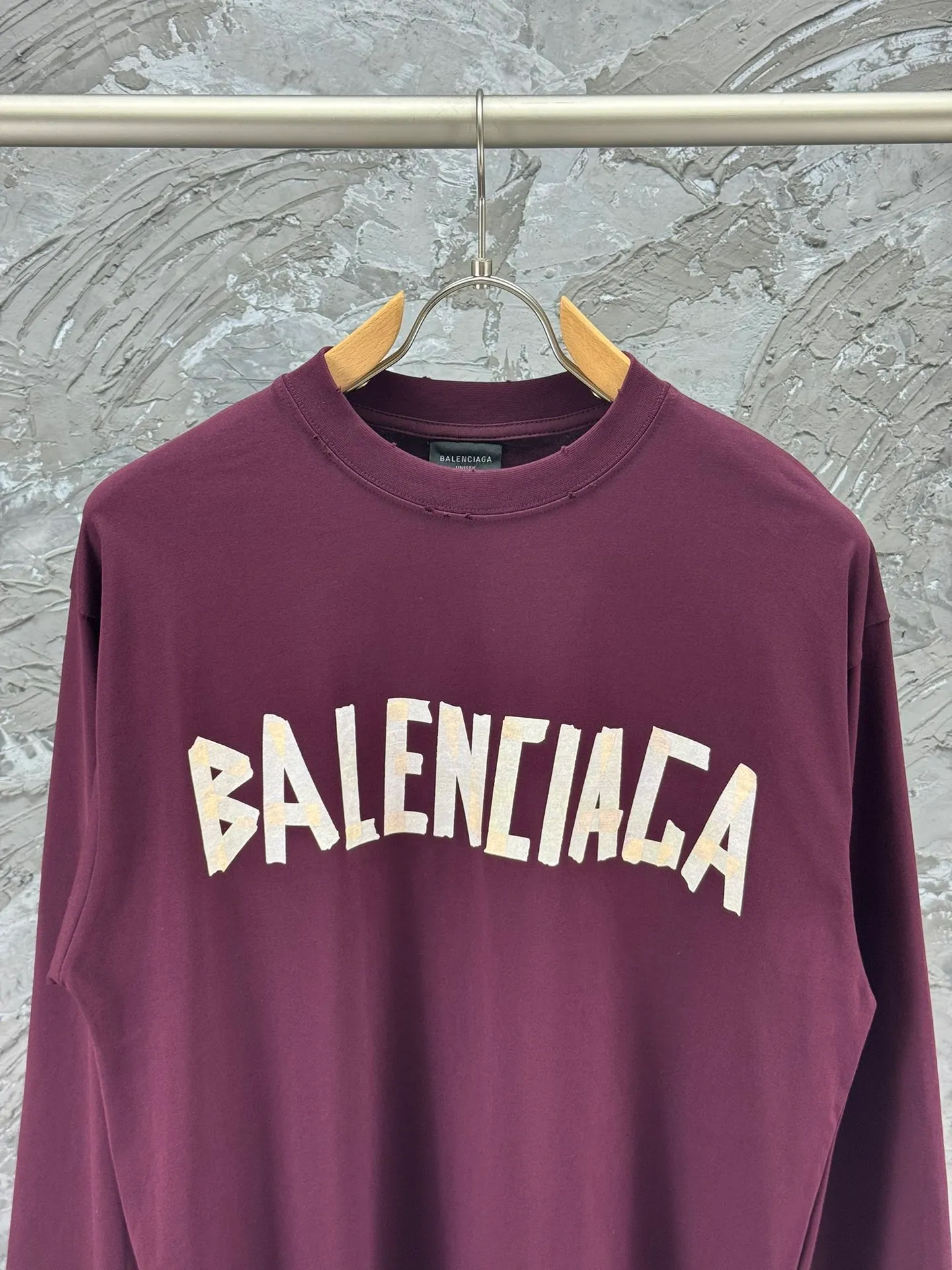 🅿️250 BALENCI*GA Paris tape series printed washed distressed long sleeves. The fabric is made of 280g Paris-specific double yarns*high weight 1:1 double yarn rib. The front and rear panels are made of imported Kornray machine direct-injection printing technology. Distressing + multi-position cutting and wear-making process. Two high-temperature shaping washes. os dropped shoulders and loose version. Same style for men and women -Color: off-white, iron gray, burgundy, green, black blue, fog blue -SIZE: XS S M L style number 8602#