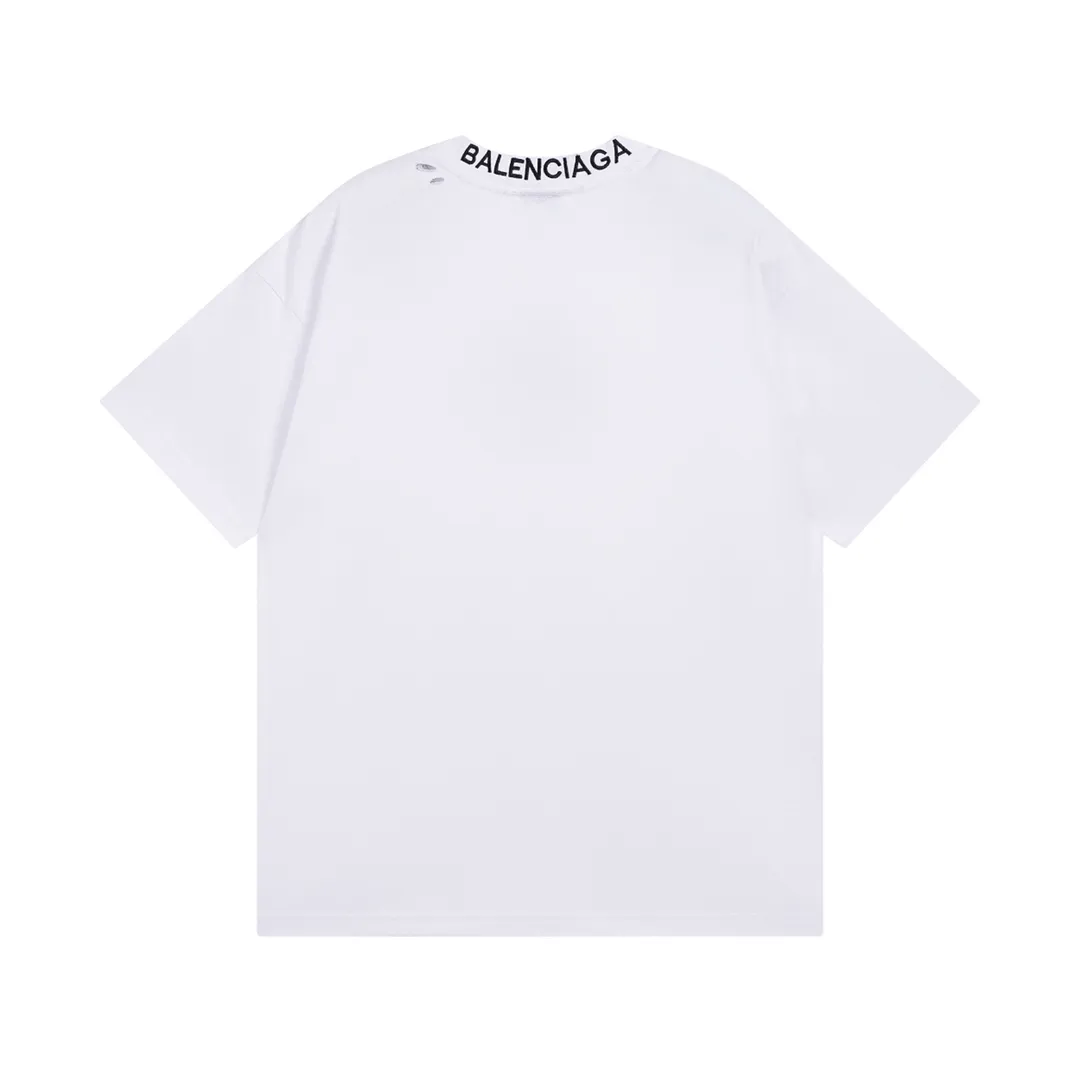 🅿️170 Detailed picture [Top version. Official website quality] BALENCI*GA/Paris # ribbed embroidered letters on the back neck. Ready-made retro worn short-sleeved T-shirt # Brick Cabinet Synchronization. The fabric is made of Paris ZP custom-woven and dyed cotton double yarn. Weighing 260 grams, the cloth surface is clean. The cloth pattern is clear, soft and comfortable. The color fastness is good. It is not easy to change color. The threads are dyed with no color difference. The classic LOGO letter embroidery uses imported embroidery machines, and the embroidery thread uses imported matte light, which is soft to the touch, does not pierce the flesh, and the letters are three-dimensional and full. It is produced in Jubie market based on pictures. Comparisons welcome. The finished product is worn and distressed. The letters are clear. The three-dimensional effect is strong. The version adopts the OS loose shoulder style. The same style for men and women. Coding: BL223099 Color: black. White Size: XS to L