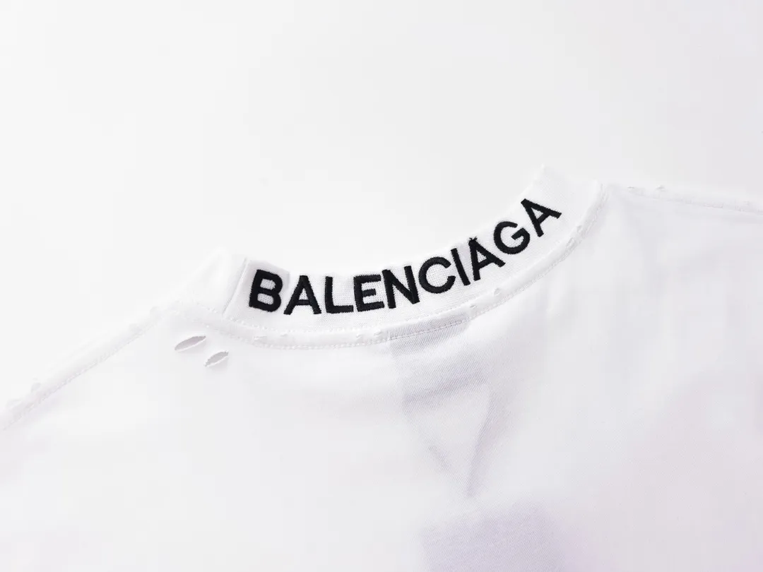 🅿️170 Detailed picture [Top version. Official website quality] BALENCI*GA/Paris # ribbed embroidered letters on the back neck. Ready-made retro worn short-sleeved T-shirt # Brick Cabinet Synchronization. The fabric is made of Paris ZP custom-woven and dyed cotton double yarn. Weighing 260 grams, the cloth surface is clean. The cloth pattern is clear, soft and comfortable. The color fastness is good. It is not easy to change color. The threads are dyed with no color difference. The classic LOGO letter embroidery uses imported embroidery machines, and the embroidery thread uses imported matte light, which is soft to the touch, does not pierce the flesh, and the letters are three-dimensional and full. It is produced in Jubie market based on pictures. Comparisons welcome. The finished product is worn and distressed. The letters are clear. The three-dimensional effect is strong. The version adopts the OS loose shoulder style. The same style for men and women. Coding: BL223099 Color: black. White Size: XS to L