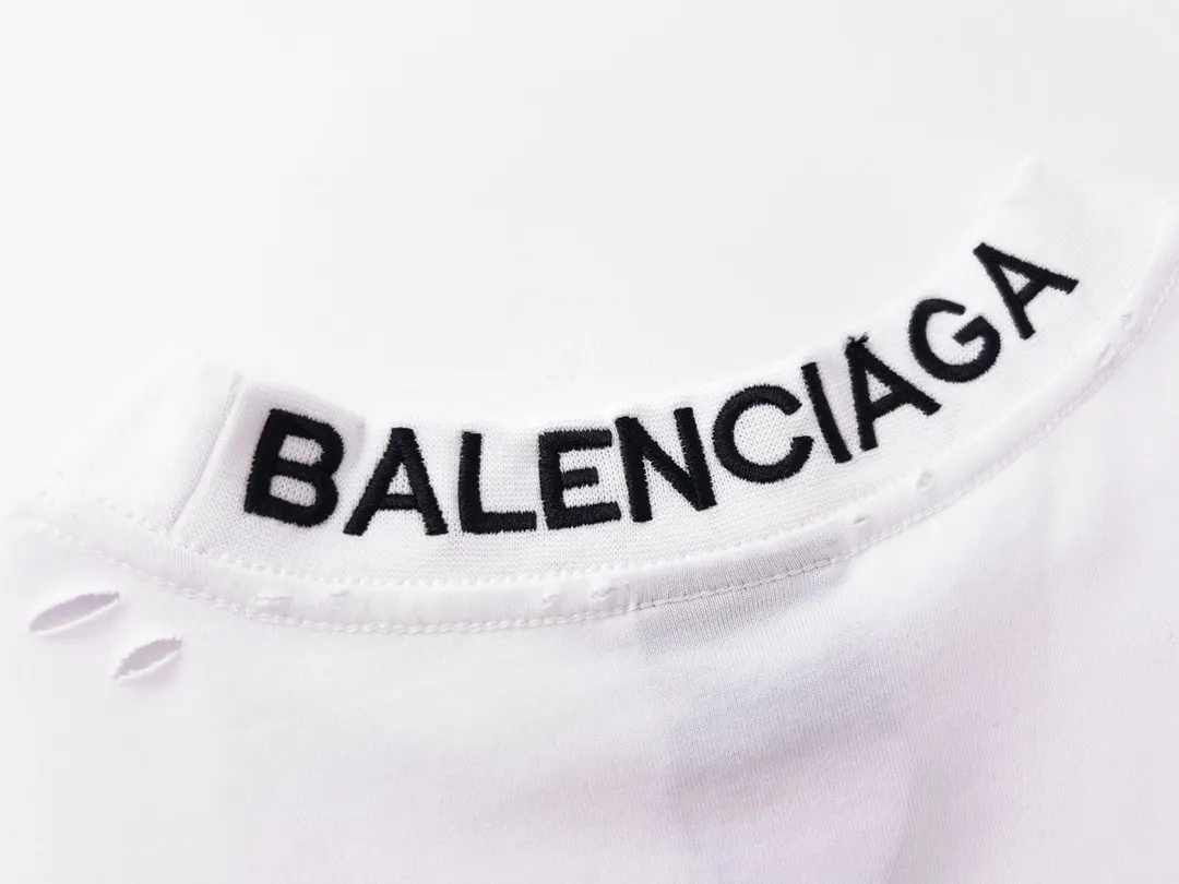 🅿️170 Detailed picture [Top version. Official website quality] BALENCI*GA/Paris # ribbed embroidered letters on the back neck. Ready-made retro worn short-sleeved T-shirt # Brick Cabinet Synchronization. The fabric is made of Paris ZP custom-woven and dyed cotton double yarn. Weighing 260 grams, the cloth surface is clean. The cloth pattern is clear, soft and comfortable. The color fastness is good. It is not easy to change color. The threads are dyed with no color difference. The classic LOGO letter embroidery uses imported embroidery machines, and the embroidery thread uses imported matte light, which is soft to the touch, does not pierce the flesh, and the letters are three-dimensional and full. It is produced in Jubie market based on pictures. Comparisons welcome. The finished product is worn and distressed. The letters are clear. The three-dimensional effect is strong. The version adopts the OS loose shoulder style. The same style for men and women. Coding: BL223099 Color: black. White Size: XS to L