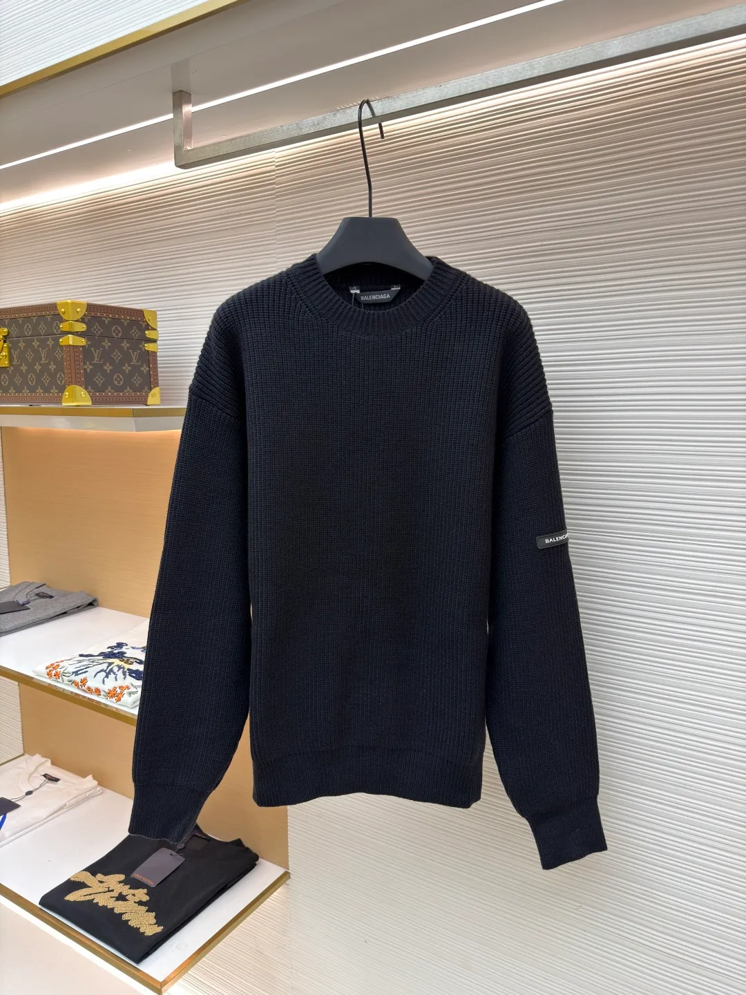 Balenciaga sleeve arm logo crew neck sweater ●Original version: Purchased and developed by 6514 ●Item number: 1681374-B00 ●Fabric: cotton fabric ●Technology: knitted ●Color: black ●Version: fitted version ●Weight: about 865 grams ●Size: S-M-L-XL ●Description: Using big brand yarn, the fabric composition is 90% cotton, 10% wool. The fabric pattern is stiff. The high cotton content can make the clothes droop and restore the original effect. The 10% wool content can fully tighten the fabric density and make the clothes achieve a certain degree of warmth. The leather label is made of natural silicone material. The original white fonts in the label are molded and customized, and the size is consistent with the original. The overall wiring is straight and delicate, the fabric is comfortable and soft, and the color is consistent without color difference. It can be matched with the same style to create a fashionable look and control various occasions. Customized accessories, complete with three standards, same style for men and women!