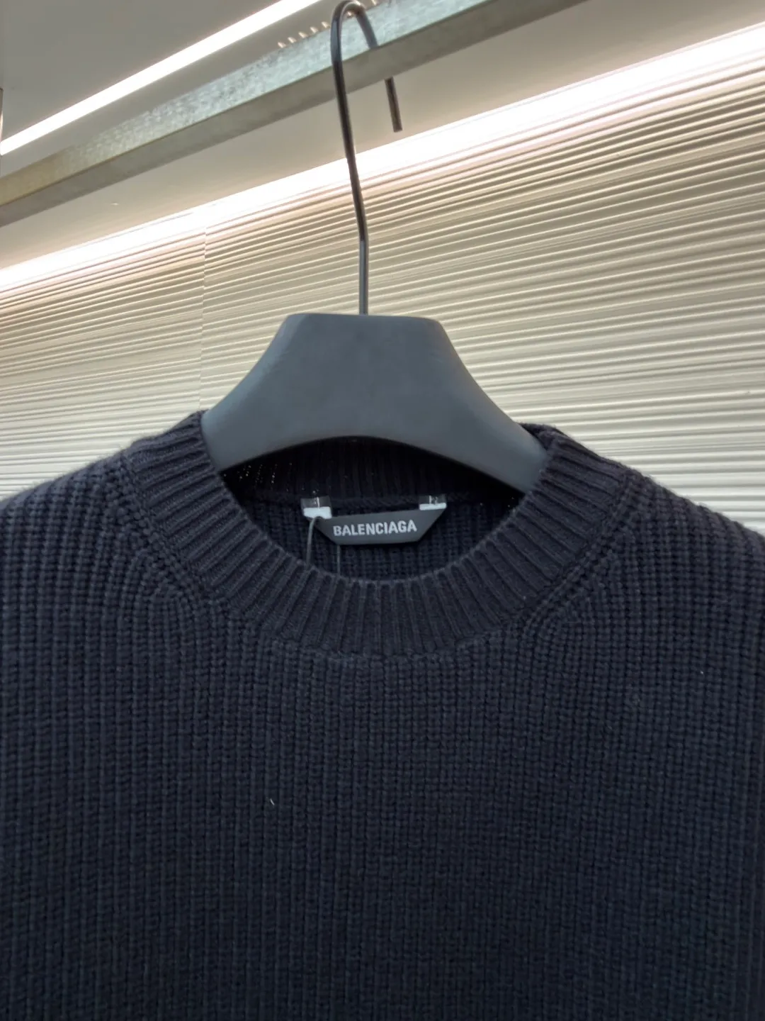 Balenciaga sleeve arm logo crew neck sweater ●Original version: Purchased and developed by 6514 ●Item number: 1681374-B00 ●Fabric: cotton fabric ●Technology: knitted ●Color: black ●Version: fitted version ●Weight: about 865 grams ●Size: S-M-L-XL ●Description: Using big brand yarn, the fabric composition is 90% cotton, 10% wool. The fabric pattern is stiff. The high cotton content can make the clothes droop and restore the original effect. The 10% wool content can fully tighten the fabric density and make the clothes achieve a certain degree of warmth. The leather label is made of natural silicone material. The original white fonts in the label are molded and customized, and the size is consistent with the original. The overall wiring is straight and delicate, the fabric is comfortable and soft, and the color is consistent without color difference. It can be matched with the same style to create a fashionable look and control various occasions. Customized accessories, complete with three standards, same style for men and women!