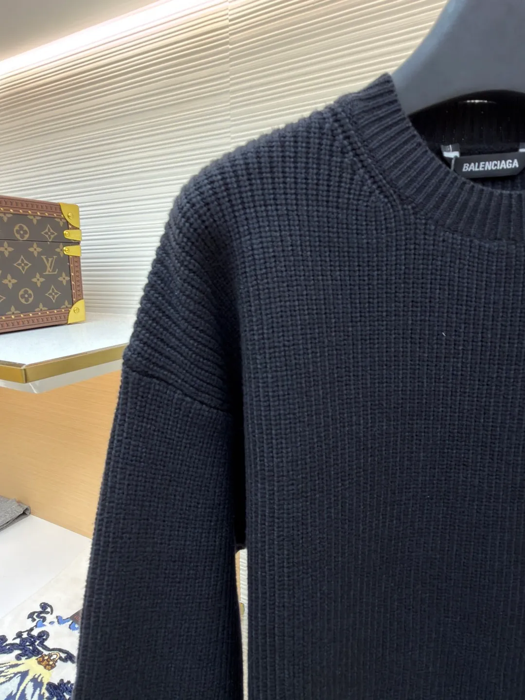 Balenciaga sleeve arm logo crew neck sweater ●Original version: Purchased and developed by 6514 ●Item number: 1681374-B00 ●Fabric: cotton fabric ●Technology: knitted ●Color: black ●Version: fitted version ●Weight: about 865 grams ●Size: S-M-L-XL ●Description: Using big brand yarn, the fabric composition is 90% cotton, 10% wool. The fabric pattern is stiff. The high cotton content can make the clothes droop and restore the original effect. The 10% wool content can fully tighten the fabric density and make the clothes achieve a certain degree of warmth. The leather label is made of natural silicone material. The original white fonts in the label are molded and customized, and the size is consistent with the original. The overall wiring is straight and delicate, the fabric is comfortable and soft, and the color is consistent without color difference. It can be matched with the same style to create a fashionable look and control various occasions. Customized accessories, complete with three standards, same style for men and women!