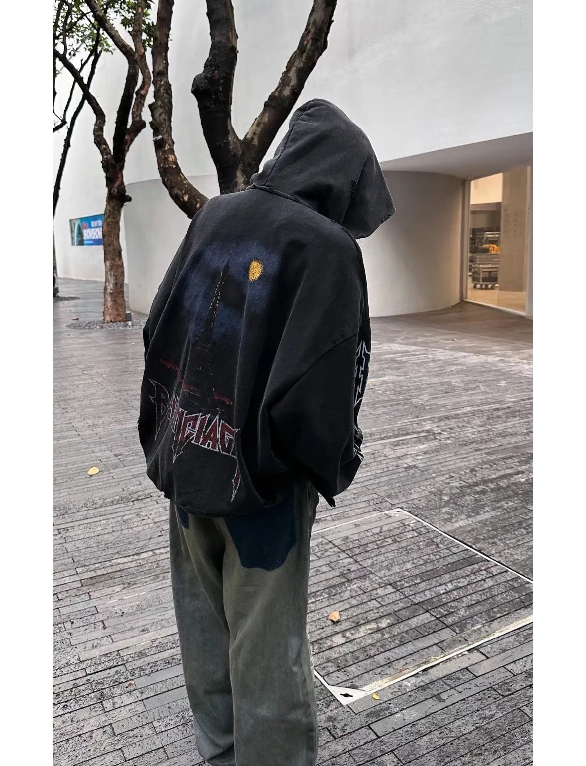 ♻️💯Upper body reference model picture❤️Top tested version BALENCIAGA Tower Paris Night Balenciaga distressed, dirty, hole-washed hooded zipper hoodie sweatshirt YB1.3W purchase ➕Price 10K purchase original targeted development! 460g double-ply double-yarn terry fabric, the garment weight is as high as 1.2kg! The back printing adopts Kornit digital direct printing process, and the shipment is extremely slow! Especially the Yunmu color on the tower is very delicate and grainy! The overall bursting letters are very evenly distressed and have a full sense of distress! The whole body was severely damaged, all randomly worn by hand! Very time consuming! The whole piece of clothing went through three washes. The fabric was first pre-shrunk, and then washed with distressing water to wash out the color on the printed surface to give it a distressed look. After washing with water for the second time, do the dirty coating. The staining is also a manual process, and each position of the coating must be brushed more than 3 times before! The key point is the coating on the back. It is a process that really makes people vomit blood. It has to be brushed back and forth, more than 20 times, to evenly apply the coating! It can be said that it will never be seen alive. After the coating is completed, the garments will be sprayed and then washed with wax! After washing with the wax, the fabric feels smooth and won't have that harsh, rough feel! This is also a key craft! If this step is missing, it won’t be visible on the screen, but it will be very uncomfortable and the skin texture will be very poor!  The workmanship is troublesome, and it normally takes 15 days for orders to be returned! Look at this construction period and this price, do you think it’s worth it?  Size: XS-L Color: Active Black P:490