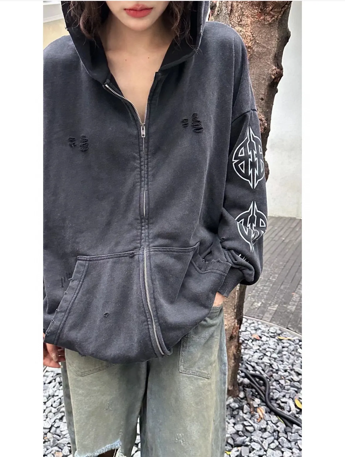 ♻️💯Upper body reference model picture❤️Top tested version BALENCIAGA Tower Paris Night Balenciaga distressed, dirty, hole-washed hooded zipper hoodie sweatshirt YB1.3W purchase ➕Price 10K purchase original targeted development! 460g double-ply double-yarn terry fabric, the garment weight is as high as 1.2kg! The back printing adopts Kornit digital direct printing process, and the shipment is extremely slow! Especially the Yunmu color on the tower is very delicate and grainy! The overall bursting letters are very evenly distressed and have a full sense of distress! The whole body was severely damaged, all randomly worn by hand! Very time consuming! The whole piece of clothing went through three washes. The fabric was first pre-shrunk, and then washed with distressing water to wash out the color on the printed surface to give it a distressed look. After washing with water for the second time, do the dirty coating. The staining is also a manual process, and each position of the coating must be brushed more than 3 times before! The key point is the coating on the back. It is a process that really makes people vomit blood. It has to be brushed back and forth, more than 20 times, to evenly apply the coating! It can be said that it will never be seen alive. After the coating is completed, the garments will be sprayed and then washed with wax! After washing with the wax, the fabric feels smooth and won't have that harsh, rough feel! This is also a key craft! If this step is missing, it won’t be visible on the screen, but it will be very uncomfortable and the skin texture will be very poor!  The workmanship is troublesome, and it normally takes 15 days for orders to be returned! Look at this construction period and this price, do you think it’s worth it?  Size: XS-L Color: Active Black P:490