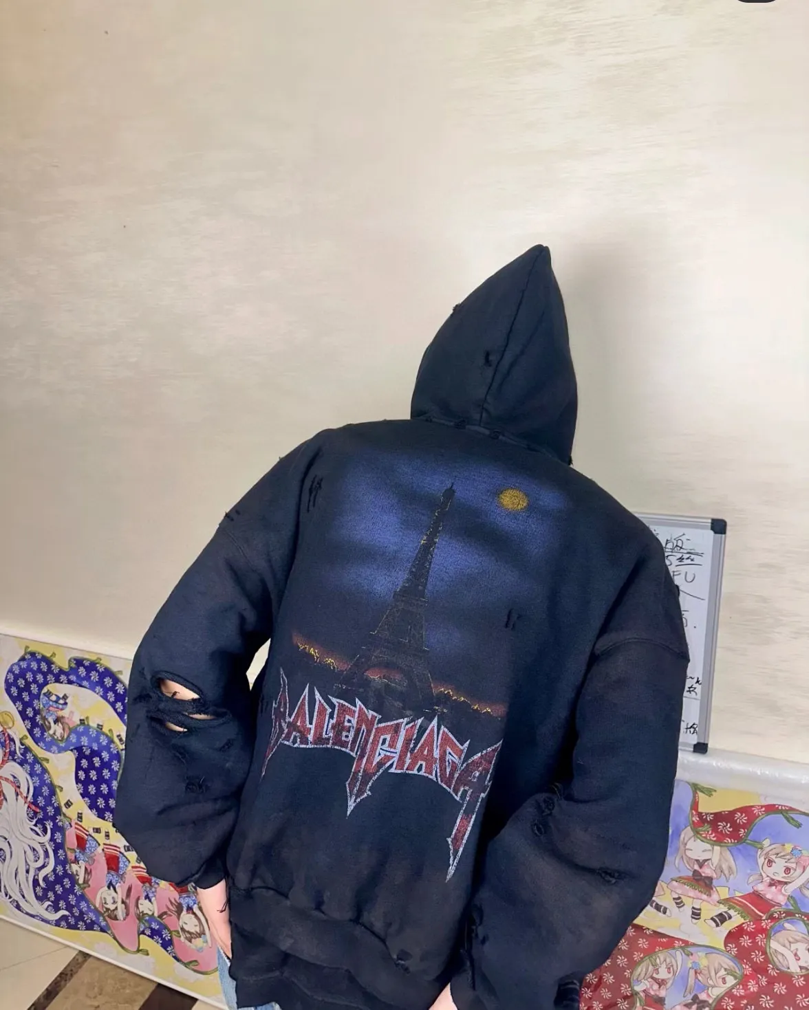 ♻️💯Upper body reference model picture❤️Top tested version BALENCIAGA Tower Paris Night Balenciaga distressed, dirty, hole-washed hooded zipper hoodie sweatshirt YB1.3W purchase ➕Price 10K purchase original targeted development! 460g double-ply double-yarn terry fabric, the garment weight is as high as 1.2kg! The back printing adopts Kornit digital direct printing process, and the shipment is extremely slow! Especially the Yunmu color on the tower is very delicate and grainy! The overall bursting letters are very evenly distressed and have a full sense of distress! The whole body was severely damaged, all randomly worn by hand! Very time consuming! The whole piece of clothing went through three washes. The fabric was first pre-shrunk, and then washed with distressing water to wash out the color on the printed surface to give it a distressed look. After washing with water for the second time, do the dirty coating. The staining is also a manual process, and each position of the coating must be brushed more than 3 times before! The key point is the coating on the back. It is a process that really makes people vomit blood. It has to be brushed back and forth, more than 20 times, to evenly apply the coating! It can be said that it will never be seen alive. After the coating is completed, the garments will be sprayed and then washed with wax! After washing with the wax, the fabric feels smooth and won't have that harsh, rough feel! This is also a key craft! If this step is missing, it won’t be visible on the screen, but it will be very uncomfortable and the skin texture will be very poor!  The workmanship is troublesome, and it normally takes 15 days for orders to be returned! Look at this construction period and this price, do you think it’s worth it?  Size: XS-L Color: Active Black P:490