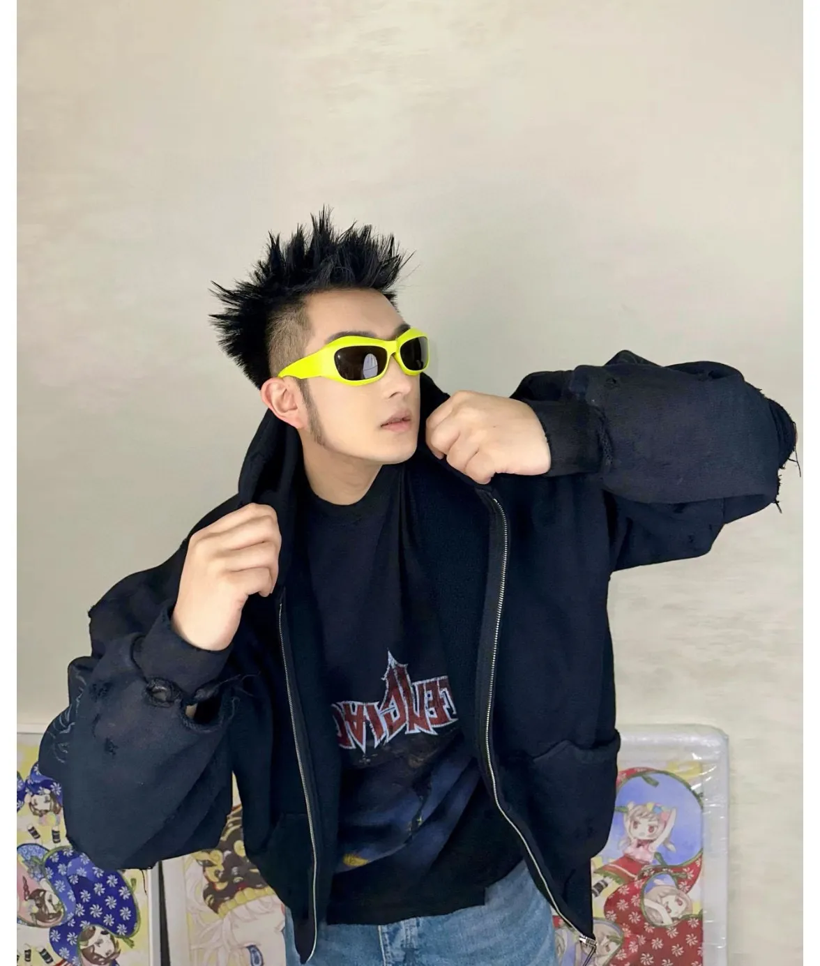 ♻️💯Upper body reference model picture❤️Top tested version BALENCIAGA Tower Paris Night Balenciaga distressed, dirty, hole-washed hooded zipper hoodie sweatshirt YB1.3W purchase ➕Price 10K purchase original targeted development! 460g double-ply double-yarn terry fabric, the garment weight is as high as 1.2kg! The back printing adopts Kornit digital direct printing process, and the shipment is extremely slow! Especially the Yunmu color on the tower is very delicate and grainy! The overall bursting letters are very evenly distressed and have a full sense of distress! The whole body was severely damaged, all randomly worn by hand! Very time consuming! The whole piece of clothing went through three washes. The fabric was first pre-shrunk, and then washed with distressing water to wash out the color on the printed surface to give it a distressed look. After washing with water for the second time, do the dirty coating. The staining is also a manual process, and each position of the coating must be brushed more than 3 times before! The key point is the coating on the back. It is a process that really makes people vomit blood. It has to be brushed back and forth, more than 20 times, to evenly apply the coating! It can be said that it will never be seen alive. After the coating is completed, the garments will be sprayed and then washed with wax! After washing with the wax, the fabric feels smooth and won't have that harsh, rough feel! This is also a key craft! If this step is missing, it won’t be visible on the screen, but it will be very uncomfortable and the skin texture will be very poor!  The workmanship is troublesome, and it normally takes 15 days for orders to be returned! Look at this construction period and this price, do you think it’s worth it?  Size: XS-L Color: Active Black P:490