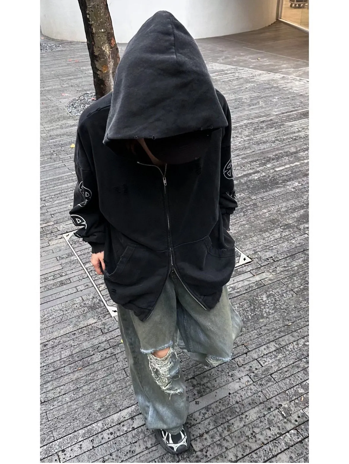 ♻️💯Upper body reference model picture❤️Top tested version BALENCIAGA Tower Paris Night Balenciaga distressed, dirty, hole-washed hooded zipper hoodie sweatshirt YB1.3W purchase ➕Price 10K purchase original targeted development! 460g double-ply double-yarn terry fabric, the garment weight is as high as 1.2kg! The back printing adopts Kornit digital direct printing process, and the shipment is extremely slow! Especially the Yunmu color on the tower is very delicate and grainy! The overall bursting letters are very evenly distressed and have a full sense of distress! The whole body was severely damaged, all randomly worn by hand! Very time consuming! The whole piece of clothing went through three washes. The fabric was first pre-shrunk, and then washed with distressing water to wash out the color on the printed surface to give it a distressed look. After washing with water for the second time, do the dirty coating. The staining is also a manual process, and each position of the coating must be brushed more than 3 times before! The key point is the coating on the back. It is a process that really makes people vomit blood. It has to be brushed back and forth, more than 20 times, to evenly apply the coating! It can be said that it will never be seen alive. After the coating is completed, the garments will be sprayed and then washed with wax! After washing with the wax, the fabric feels smooth and won't have that harsh, rough feel! This is also a key craft! If this step is missing, it won’t be visible on the screen, but it will be very uncomfortable and the skin texture will be very poor!  The workmanship is troublesome, and it normally takes 15 days for orders to be returned! Look at this construction period and this price, do you think it’s worth it?  Size: XS-L Color: Active Black P:490