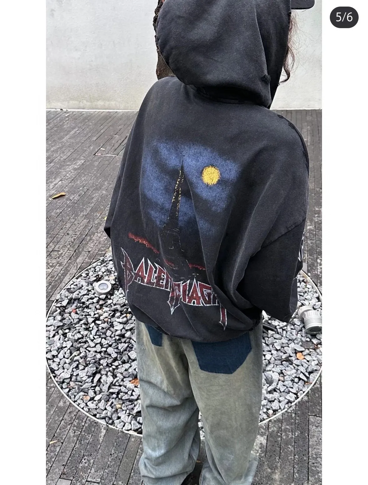 ♻️💯Upper body reference model picture❤️Top tested version BALENCIAGA Tower Paris Night Balenciaga distressed, dirty, hole-washed hooded zipper hoodie sweatshirt YB1.3W purchase ➕Price 10K purchase original targeted development! 460g double-ply double-yarn terry fabric, the garment weight is as high as 1.2kg! The back printing adopts Kornit digital direct printing process, and the shipment is extremely slow! Especially the Yunmu color on the tower is very delicate and grainy! The overall bursting letters are very evenly distressed and have a full sense of distress! The whole body was severely damaged, all randomly worn by hand! Very time consuming! The whole piece of clothing went through three washes. The fabric was first pre-shrunk, and then washed with distressing water to wash out the color on the printed surface to give it a distressed look. After washing with water for the second time, do the dirty coating. The staining is also a manual process, and each position of the coating must be brushed more than 3 times before! The key point is the coating on the back. It is a process that really makes people vomit blood. It has to be brushed back and forth, more than 20 times, to evenly apply the coating! It can be said that it will never be seen alive. After the coating is completed, the garments will be sprayed and then washed with wax! After washing with the wax, the fabric feels smooth and won't have that harsh, rough feel! This is also a key craft! If this step is missing, it won’t be visible on the screen, but it will be very uncomfortable and the skin texture will be very poor!  The workmanship is troublesome, and it normally takes 15 days for orders to be returned! Look at this construction period and this price, do you think it’s worth it?  Size: XS-L Color: Active Black P:490