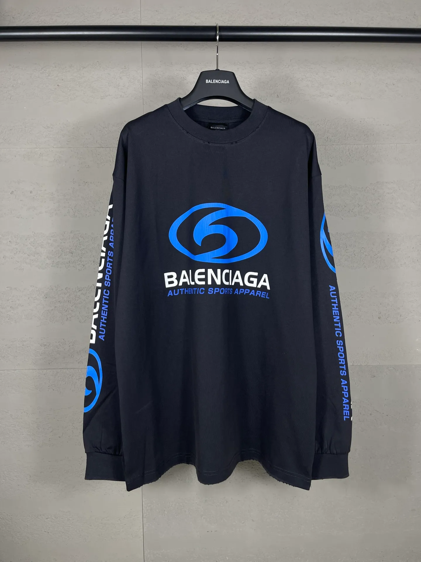 🅿️220 real photos [Top version. Official website quality] BALENCI*GA/Paris. 2024 new model. Paris surf pattern letter printing straight split long-sleeved T-shirt, brick cabinet synchronization. Genuine product developed at the first time, happy to print and compare! The fabric is made of Paris ZP custom-woven and dyed cotton double yarn. Weighing 260 grams, the cloth surface is clean. The cloth pattern is clear, soft and comfortable. The threads are dyed with no color difference. The classic LOGO is printed using environmentally friendly imported materials with clear pattern letters and a three-dimensional effect. Restored brick cabinet. Ready-made garments are washed, worn and distressed. Different market currency. Welcome to compare. The version adopts OS loose shoulder style. Same style for men and women. Code: BL225033 Color: gray blue, apricot, size: XS S M L