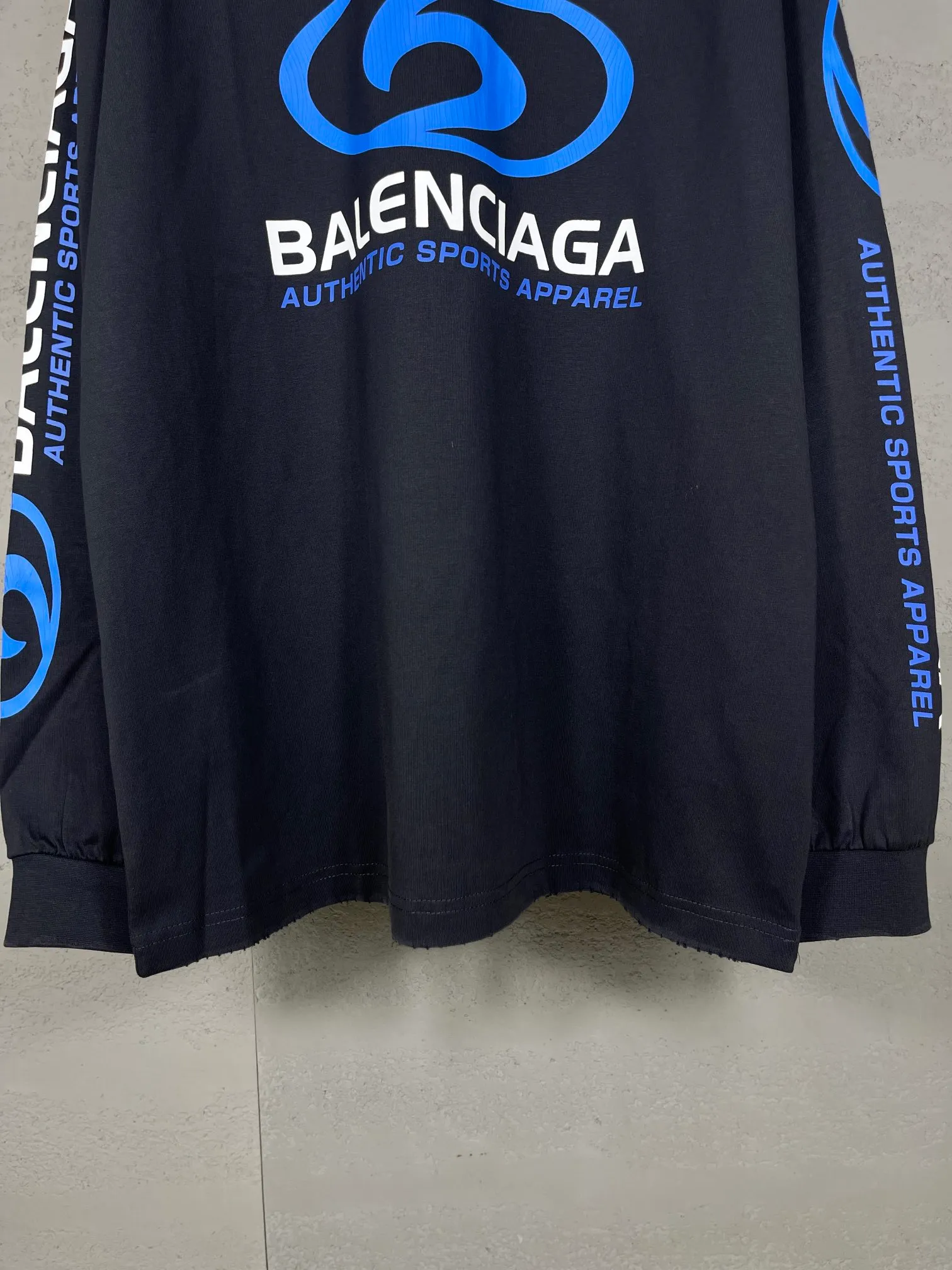 🅿️220 real photos [Top version. Official website quality] BALENCI*GA/Paris. 2024 new model. Paris surf pattern letter printing straight split long-sleeved T-shirt, brick cabinet synchronization. Genuine product developed at the first time, happy to print and compare! The fabric is made of Paris ZP custom-woven and dyed cotton double yarn. Weighing 260 grams, the cloth surface is clean. The cloth pattern is clear, soft and comfortable. The threads are dyed with no color difference. The classic LOGO is printed using environmentally friendly imported materials with clear pattern letters and a three-dimensional effect. Restored brick cabinet. Ready-made garments are washed, worn and distressed. Different market currency. Welcome to compare. The version adopts OS loose shoulder style. Same style for men and women. Code: BL225033 Color: gray blue, apricot, size: XS S M L