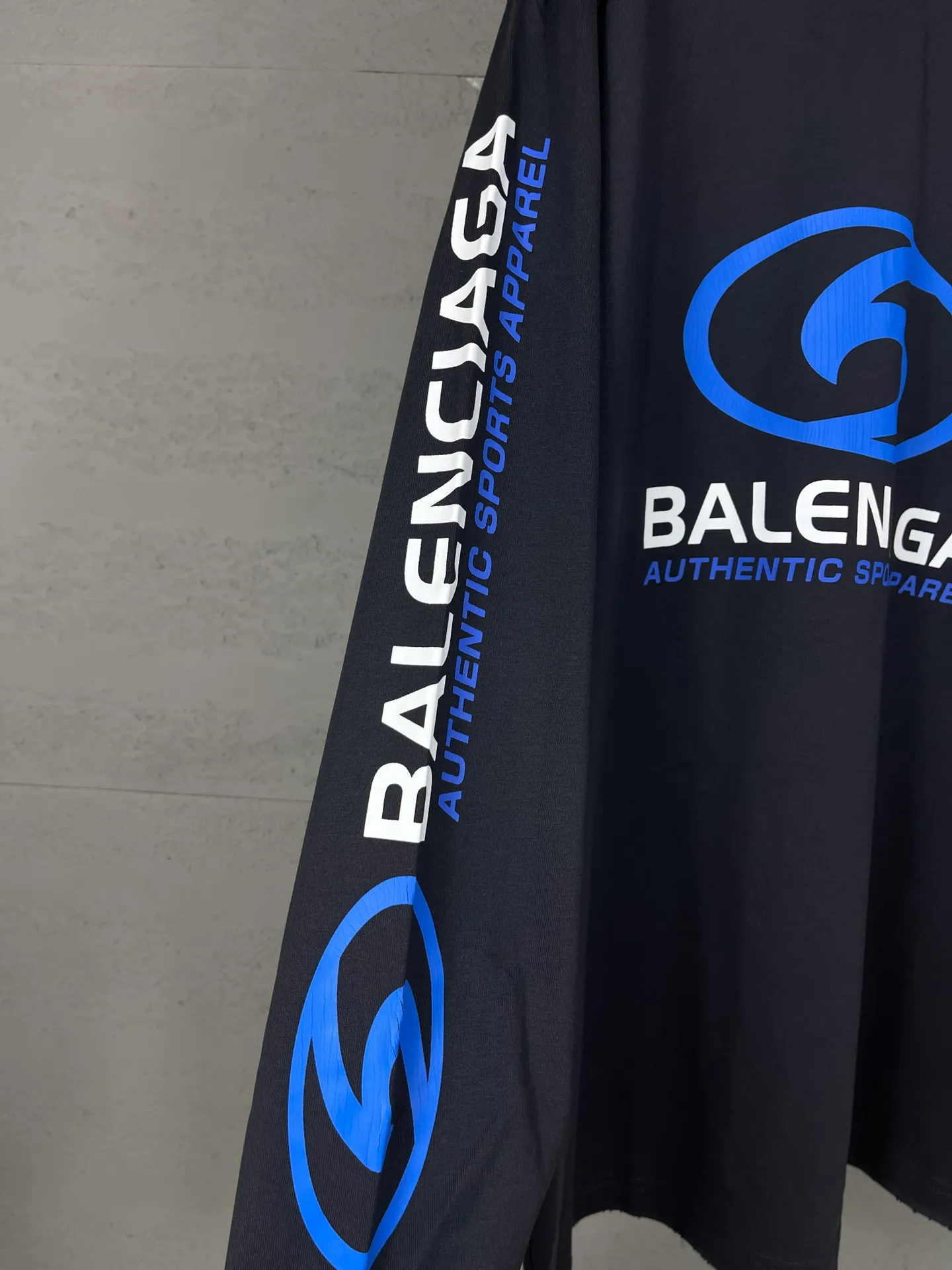 🅿️220 real photos [Top version. Official website quality] BALENCI*GA/Paris. 2024 new model. Paris surf pattern letter printing straight split long-sleeved T-shirt, brick cabinet synchronization. Genuine product developed at the first time, happy to print and compare! The fabric is made of Paris ZP custom-woven and dyed cotton double yarn. Weighing 260 grams, the cloth surface is clean. The cloth pattern is clear, soft and comfortable. The threads are dyed with no color difference. The classic LOGO is printed using environmentally friendly imported materials with clear pattern letters and a three-dimensional effect. Restored brick cabinet. Ready-made garments are washed, worn and distressed. Different market currency. Welcome to compare. The version adopts OS loose shoulder style. Same style for men and women. Code: BL225033 Color: gray blue, apricot, size: XS S M L