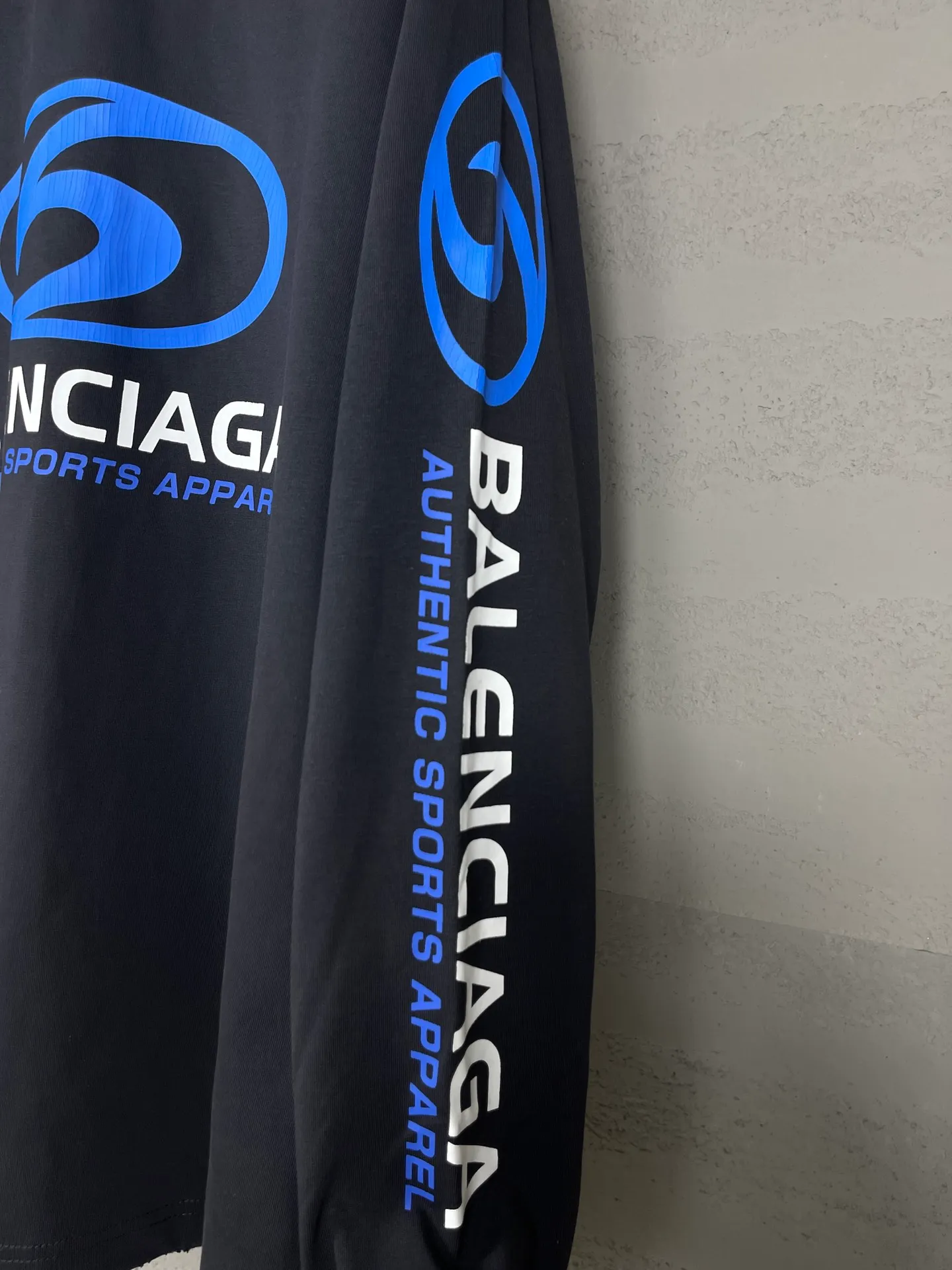 🅿️220 real photos [Top version. Official website quality] BALENCI*GA/Paris. 2024 new model. Paris surf pattern letter printing straight split long-sleeved T-shirt, brick cabinet synchronization. Genuine product developed at the first time, happy to print and compare! The fabric is made of Paris ZP custom-woven and dyed cotton double yarn. Weighing 260 grams, the cloth surface is clean. The cloth pattern is clear, soft and comfortable. The threads are dyed with no color difference. The classic LOGO is printed using environmentally friendly imported materials with clear pattern letters and a three-dimensional effect. Restored brick cabinet. Ready-made garments are washed, worn and distressed. Different market currency. Welcome to compare. The version adopts OS loose shoulder style. Same style for men and women. Code: BL225033 Color: gray blue, apricot, size: XS S M L