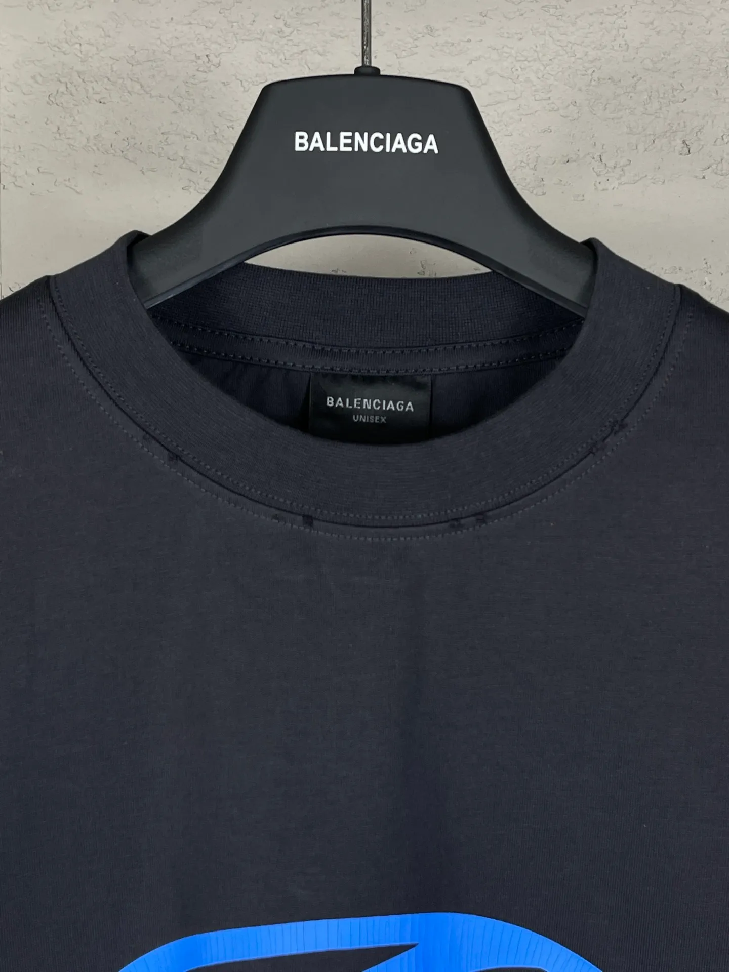 🅿️220 real photos [Top version. Official website quality] BALENCI*GA/Paris. 2024 new model. Paris surf pattern letter printing straight split long-sleeved T-shirt, brick cabinet synchronization. Genuine product developed at the first time, happy to print and compare! The fabric is made of Paris ZP custom-woven and dyed cotton double yarn. Weighing 260 grams, the cloth surface is clean. The cloth pattern is clear, soft and comfortable. The threads are dyed with no color difference. The classic LOGO is printed using environmentally friendly imported materials with clear pattern letters and a three-dimensional effect. Restored brick cabinet. Ready-made garments are washed, worn and distressed. Different market currency. Welcome to compare. The version adopts OS loose shoulder style. Same style for men and women. Code: BL225033 Color: gray blue, apricot, size: XS S M L