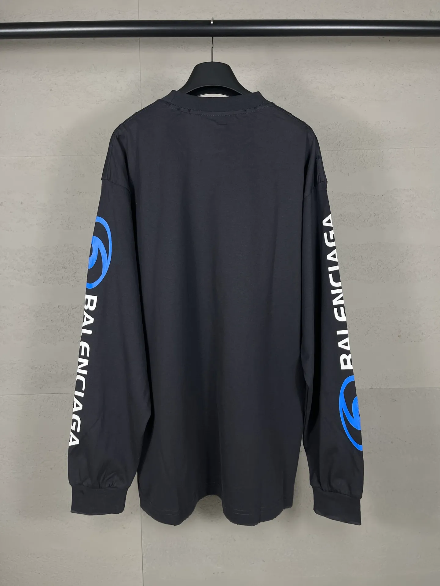 🅿️220 real photos [Top version. Official website quality] BALENCI*GA/Paris. 2024 new model. Paris surf pattern letter printing straight split long-sleeved T-shirt, brick cabinet synchronization. Genuine product developed at the first time, happy to print and compare! The fabric is made of Paris ZP custom-woven and dyed cotton double yarn. Weighing 260 grams, the cloth surface is clean. The cloth pattern is clear, soft and comfortable. The threads are dyed with no color difference. The classic LOGO is printed using environmentally friendly imported materials with clear pattern letters and a three-dimensional effect. Restored brick cabinet. Ready-made garments are washed, worn and distressed. Different market currency. Welcome to compare. The version adopts OS loose shoulder style. Same style for men and women. Code: BL225033 Color: gray blue, apricot, size: XS S M L