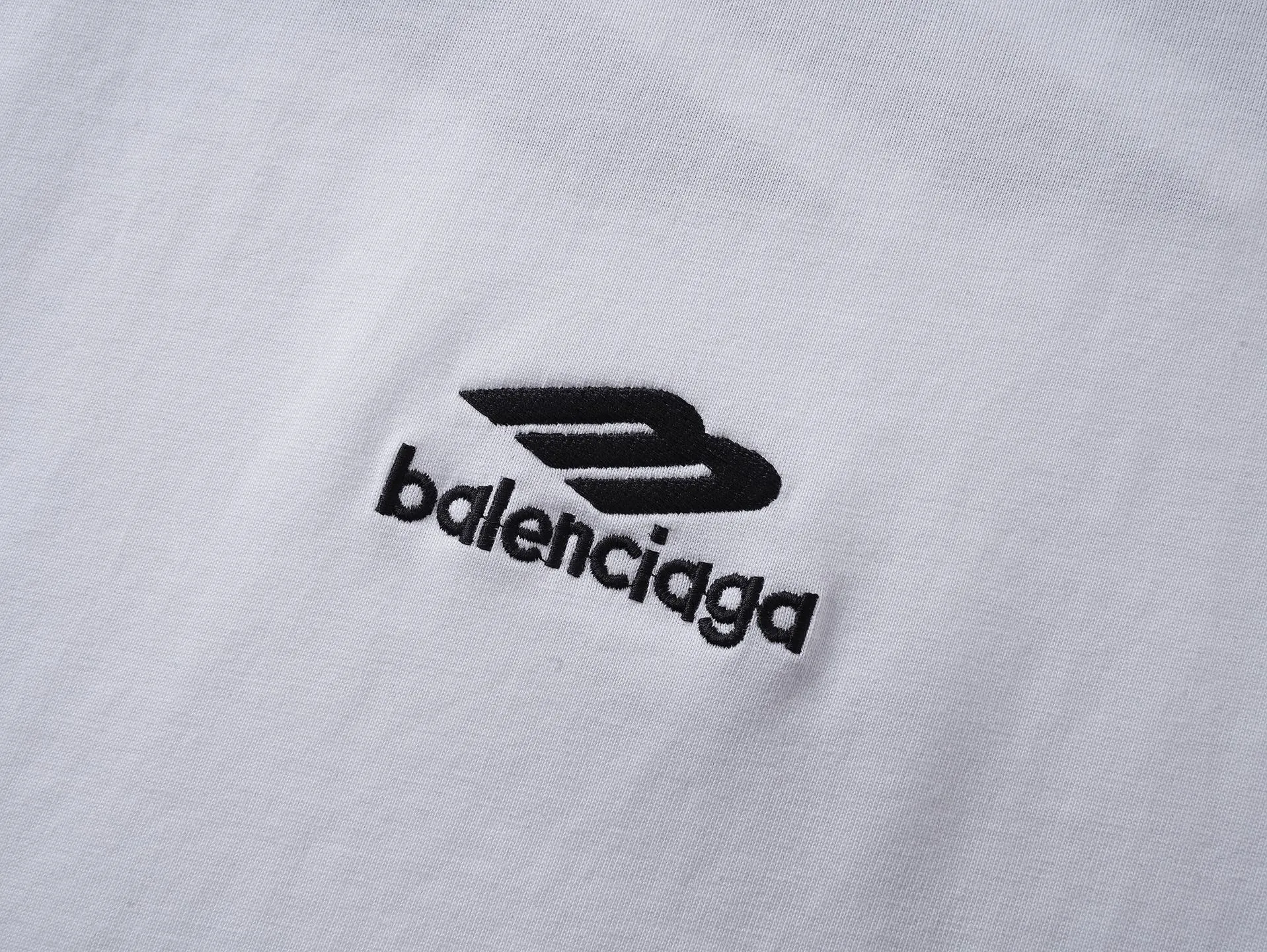 🅿️200 Actual pictures [Top version. Official website quality] BALENCI*GA/Paris BALENCI*GA#SS26 The latest model of the ski sports series, with a small LOGO on the front and a large LOGO on the back, classic icons embroidered with thousands of needles. Brick cabinet sync. Genuine products are developed and developed in the first time. Welcome to compare! The fabric is made of Paris ZP custom-woven and dyed 100% cotton double-yarn compact cotton. The weight is 260 grams. The cloth surface is clean. The cloth pattern is clear. It is soft and comfortable. It has good color fastness and is not easy to change color. The threads are woven and dyed with no color difference. The embroidery is done using imported Tajima embroidery machines. Super 10W needle and thread high-density embroidery. The effect is three-dimensional and the lines are clear. No burrs and miscellaneous threads, super high-tech embroidery. The version adopts OS loose shoulder design. Same style for men and women. Code: BL253737 Color: black, white, yellow, blue Size: XS, S, M, L