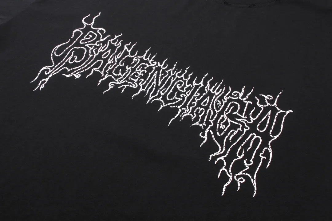 🅿️186 Detailed Picture [Top version. Official website quality] BALENCI*GA/Paris. 2024 new style flame letter LOGO destruction printed short-sleeved T-shirt. Brick cabinets are synchronized. Genuine products are developed at the first time, and you can print and compare! The fabric is made of Paris ZP custom-woven and dyed cotton double yarn. Weighing 260 grams, the cloth surface is clean. The cloth pattern is clear, soft and comfortable. The threads are dyed with no color difference. The classic LOGO is printed using environmentally friendly imported materials, with clear pattern letters and a three-dimensional effect. Restored brick cabinet. Ready-made garments are washed, worn and old. Different market currency. Welcome to compare. The version adopts OS loose shoulder version. Same style for men and women. Code: BL233303 Color: black, white, yellow, gray blue Size: XS to L