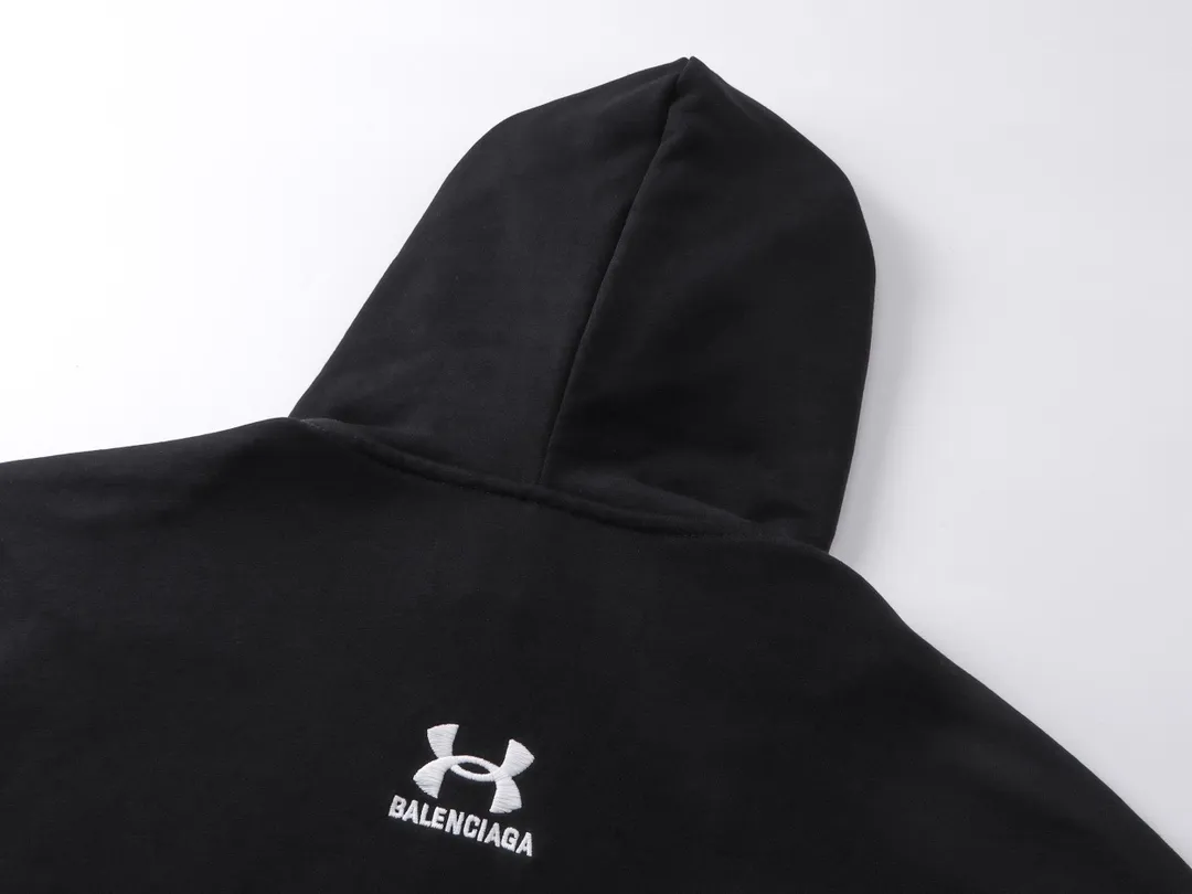 🅿️360 real photos [Top version. Official website quality] BALENCI*GA/Paris joint Under Armor front and rear embroidered cardigan hooded sweatshirt # SS24 latest model. Research and development at the first time, different market currencies. Comparisons welcome. The fabric is made of Paris ZP custom-woven and dyed cotton terry sweatshirt. The weight is 460 grams. The cloth surface is clean. The cloth pattern is clear, soft and comfortable. The threads are dyed with no color difference. The classic LOGO pattern embroidery is embroidered by Tajima imported machine. The letters are clear, three-dimensional and without burrs. Jubie market produces pictures based on pictures. Welcome to compare. The version adopts OS loose shoulder design. Same style for men and women. Code: BL238928 Color: black, red Size: XS S M L