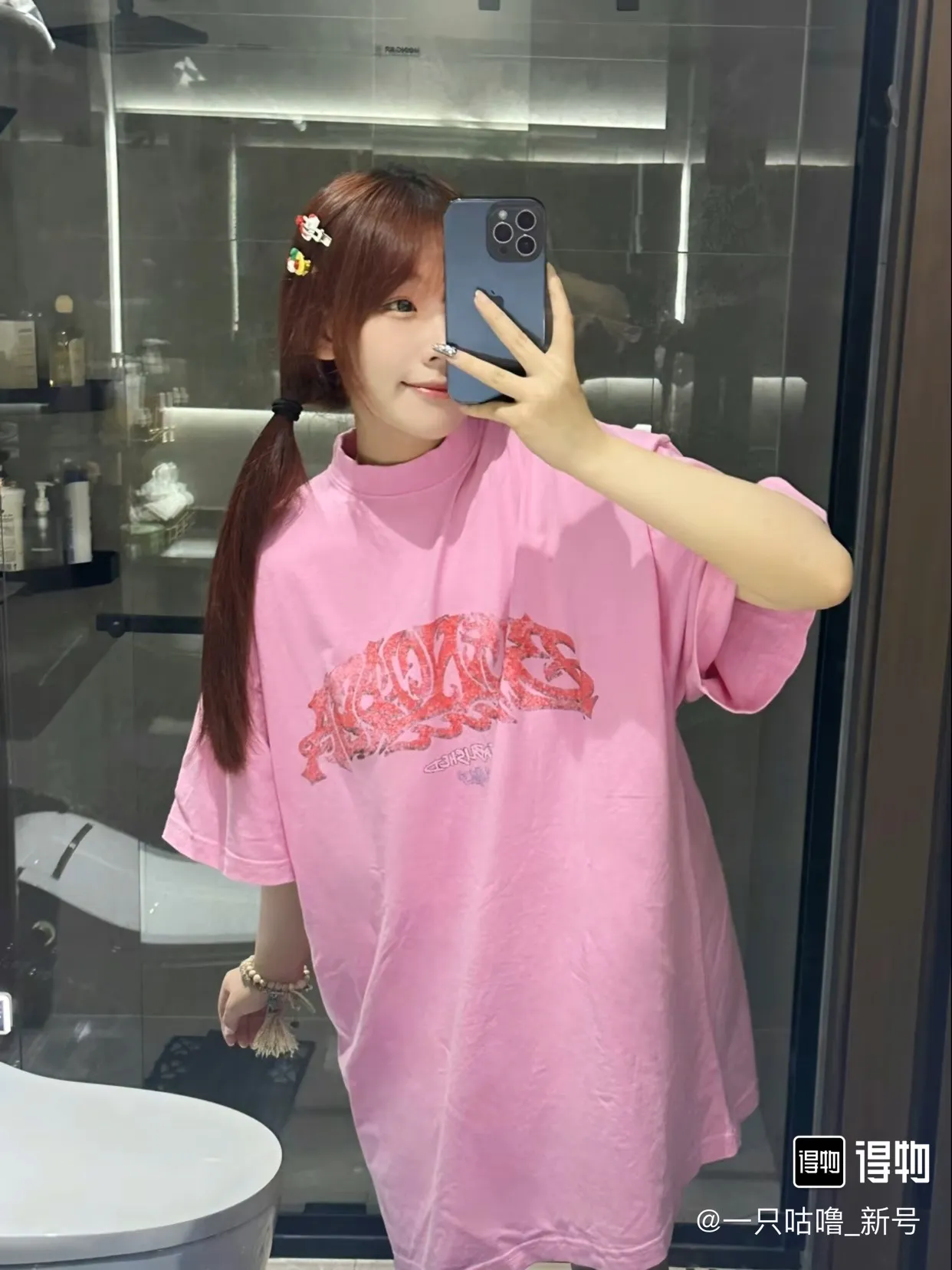 🎀Hot model picture🎀Top tested version Balenciaga 24SS flame graffiti letters distressed printed short-sleeved T-shirt. The fabric is made of 240 grams of smooth pure cotton double yarn. It is high in weight and is still cool and comfortable to wear. Balenciaga 23SS flame graffiti letter LOGO short-sleeved T-shirt! You must not miss the explosive power of this fashion! This T-shirt is really too stylish, with the letter LOGO and flame graffiti. The perfect blend together ignites the passion for fashion! Not only can it show your personality, but it can also add a rebellious and flamboyant attitude to your overall look! Whether you are a street trend or a fairy who pursues fashion taste, this short-sleeved T-shirt can make you look cool in a different way! 10. Moreover, its design and tailoring are very fitting, and the comfort cannot be ignored! " This T-shirt has long become the new darling of the fashion circle. Many stars and celebrities have fallen in love with it. Just search on Instagram and you will find countless fashionistas showing off this hot item! "Journey of Flame" makes itself the focus of street fashion and attracts everyone's attention! Thermoset ink printing uses chemical ink as pigment and requires high temperature drying to solidify the ink onto the fabric for a unique aged effect‼ ️ 🤩Made of custom-woven pure cotton fabric, it is close-fitting and comfortable, and has a first-class feel! The loose fit creates an oversize silhouette, and the small neckline design is very slim, and is more popular among young men and women 🙋🏻‍♀️! The ribbed round neck and retro plain fabric mid-cut design create a unique style and charm! The upper body shape is not flattering, and it can be worn with a couple outfit! Color: distressed pink, washed black, size S～XL p:270