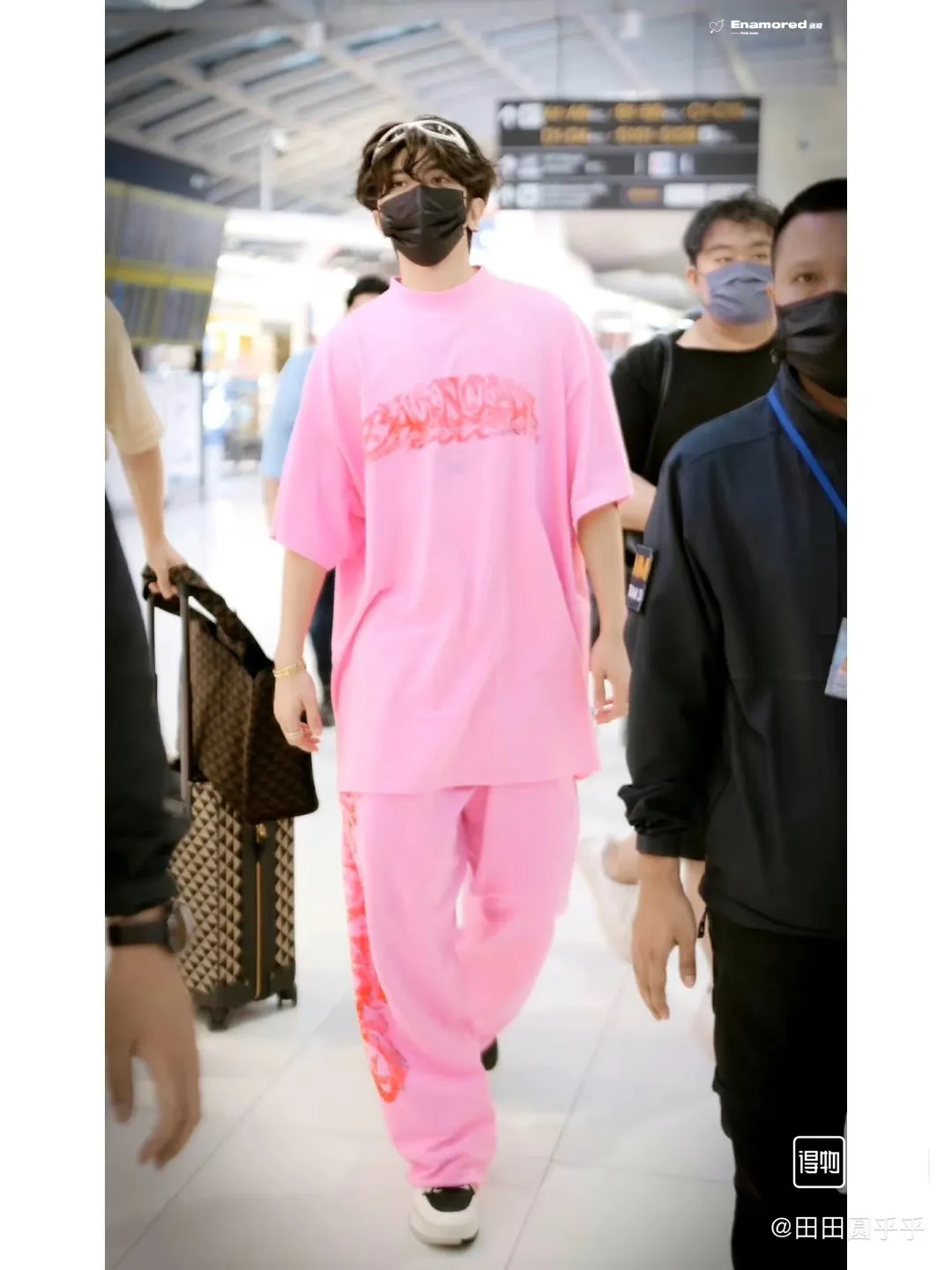 🎀Hot model picture🎀Top tested version Balenciaga 24SS flame graffiti letters distressed printed short-sleeved T-shirt. The fabric is made of 240 grams of smooth pure cotton double yarn. It is high in weight and is still cool and comfortable to wear. Balenciaga 23SS flame graffiti letter LOGO short-sleeved T-shirt! You must not miss the explosive power of this fashion! This T-shirt is really too stylish, with the letter LOGO and flame graffiti. The perfect blend together ignites the passion for fashion! Not only can it show your personality, but it can also add a rebellious and flamboyant attitude to your overall look! Whether you are a street trend or a fairy who pursues fashion taste, this short-sleeved T-shirt can make you look cool in a different way! 10. Moreover, its design and tailoring are very fitting, and the comfort cannot be ignored! " This T-shirt has long become the new darling of the fashion circle. Many stars and celebrities have fallen in love with it. Just search on Instagram and you will find countless fashionistas showing off this hot item! "Journey of Flame" makes itself the focus of street fashion and attracts everyone's attention! Thermoset ink printing uses chemical ink as pigment and requires high temperature drying to solidify the ink onto the fabric for a unique aged effect‼ ️ 🤩Made of custom-woven pure cotton fabric, it is close-fitting and comfortable, and has a first-class feel! The loose fit creates an oversize silhouette, and the small neckline design is very slim, and is more popular among young men and women 🙋🏻‍♀️! The ribbed round neck and retro plain fabric mid-cut design create a unique style and charm! The upper body shape is not flattering, and it can be worn with a couple outfit! Color: distressed pink, washed black, size S～XL p:270