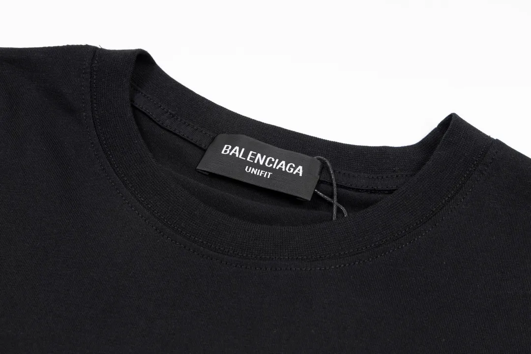 🅿️160 detailed pictures [Top version. Official website quality] BALENCI*GA/Paris. Classic style. SS22 #balenci*ga lock letter LOGO short-sleeved T-shirt. Brick cabinet synchronization.                       The fabric is made of Paris ZP custom-woven and dyed 100% double yarn compact cotton. The weight is 260 grams. The cloth surface is clean. The cloth pattern is clear, soft and comfortable. The threads are dyed with no color difference. The classic pattern is printed with environmentally friendly imported materials, precision printing screen, the letters are clear, the effect is three-dimensional, and the brick cabinet is restored. The version adopts the OS loose shoulder version. Same style for men and women Coding: BL223051 Color: Black. White. Orchid Size: XS S M L