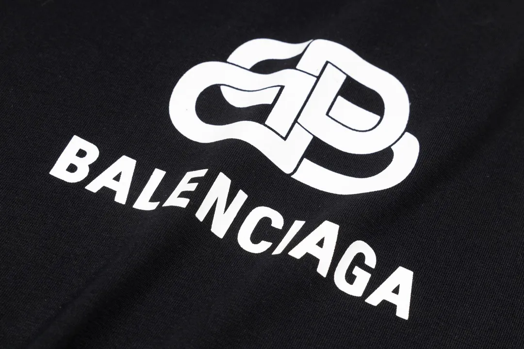 🅿️160 detailed pictures [Top version. Official website quality] BALENCI*GA/Paris. Classic style. SS22 #balenci*ga lock letter LOGO short-sleeved T-shirt. Brick cabinet synchronization.                       The fabric is made of Paris ZP custom-woven and dyed 100% double yarn compact cotton. The weight is 260 grams. The cloth surface is clean. The cloth pattern is clear, soft and comfortable. The threads are dyed with no color difference. The classic pattern is printed with environmentally friendly imported materials, precision printing screen, the letters are clear, the effect is three-dimensional, and the brick cabinet is restored. The version adopts the OS loose shoulder version. Same style for men and women Coding: BL223051 Color: Black. White. Orchid Size: XS S M L
