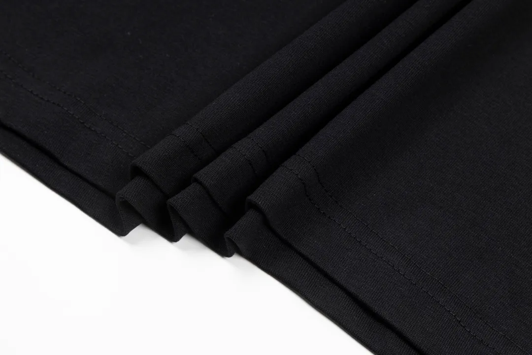 🅿️160 detailed pictures [Top version. Official website quality] BALENCI*GA/Paris. Classic style. SS22 #balenci*ga lock letter LOGO short-sleeved T-shirt. Brick cabinet synchronization.                       The fabric is made of Paris ZP custom-woven and dyed 100% double yarn compact cotton. The weight is 260 grams. The cloth surface is clean. The cloth pattern is clear, soft and comfortable. The threads are dyed with no color difference. The classic pattern is printed with environmentally friendly imported materials, precision printing screen, the letters are clear, the effect is three-dimensional, and the brick cabinet is restored. The version adopts the OS loose shoulder version. Same style for men and women Coding: BL223051 Color: Black. White. Orchid Size: XS S M L