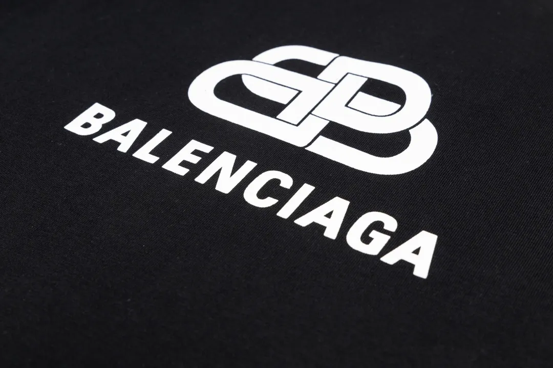 🅿️160 detailed pictures [Top version. Official website quality] BALENCI*GA/Paris. Classic style. SS22 #balenci*ga lock letter LOGO short-sleeved T-shirt. Brick cabinet synchronization.                       The fabric is made of Paris ZP custom-woven and dyed 100% double yarn compact cotton. The weight is 260 grams. The cloth surface is clean. The cloth pattern is clear, soft and comfortable. The threads are dyed with no color difference. The classic pattern is printed with environmentally friendly imported materials, precision printing screen, the letters are clear, the effect is three-dimensional, and the brick cabinet is restored. The version adopts the OS loose shoulder version. Same style for men and women Coding: BL223051 Color: Black. White. Orchid Size: XS S M L