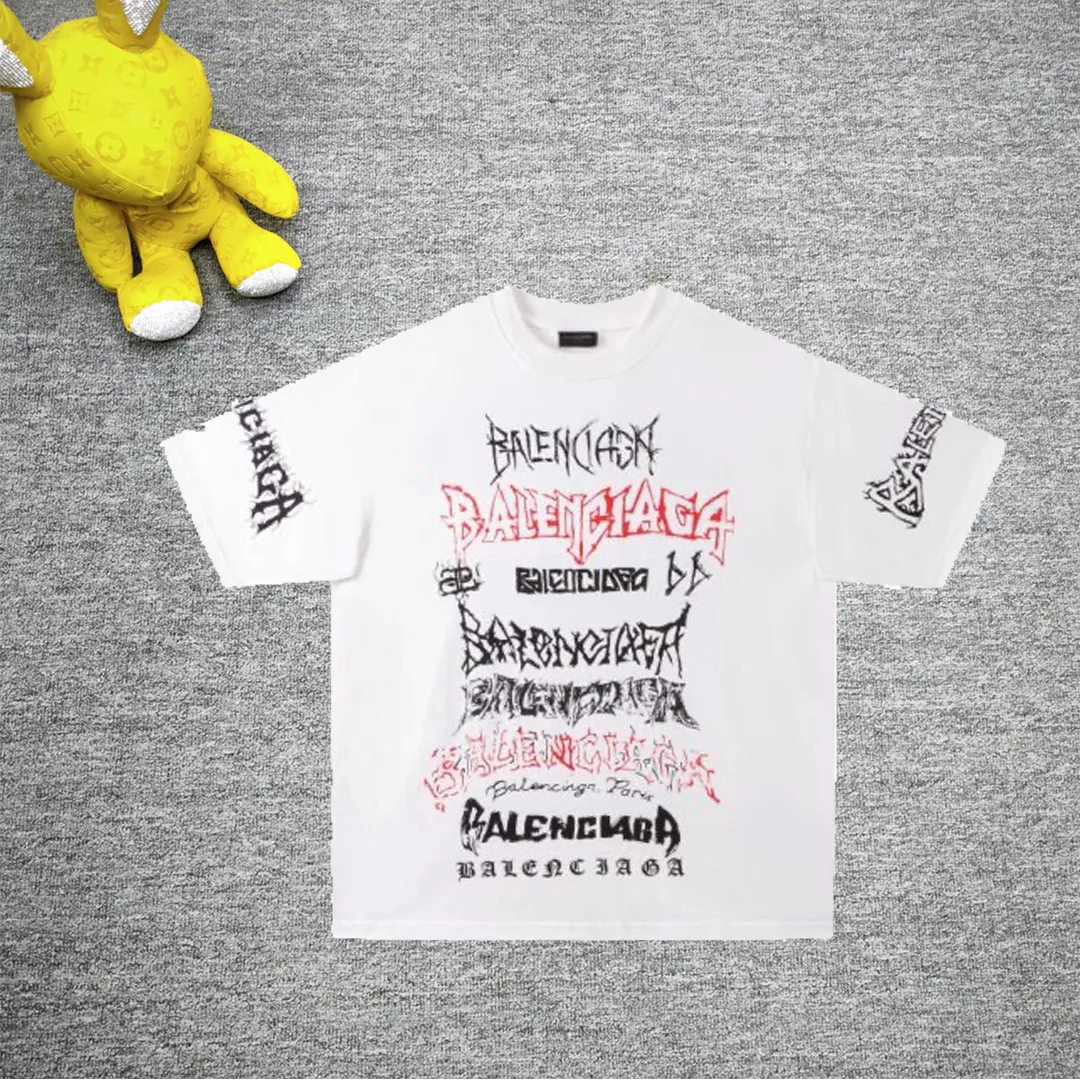 The top proven version of Balenciaga/Balenciaga 24SS Year of the Dragon hand-painted graffiti logo fully printed short-sleeved T-shirt everyone has been waiting for! The Year of the Dragon limited edition is finally available! The fabric is made of 16-count single combed compact spun 250g thickened plain weave fabric, washed and dyed on the panel. The front and rear left and right sleeve patterns are all made using an elliptical machine direct injection process. After scanning the pattern, the details of the panel are adjusted manually. Then use large cloth to repeatedly adjust the pattern on the board. The printing is delicate and neat. The ready-made garments are washed softly to ensure no shrinkage. Double-pressing technology is used. The pattern part uses graffiti-style Gothic fonts. The pattern effect is fully restored. The double-layer stitching on the back collar is firm and tight. The double-chain routing on the shoulders. The hem is tightened tightly. The fabric is full of drape. The pattern is consistent. Customized and numbered washing. Only every detail is presented to customers. Size: S-XL P:280