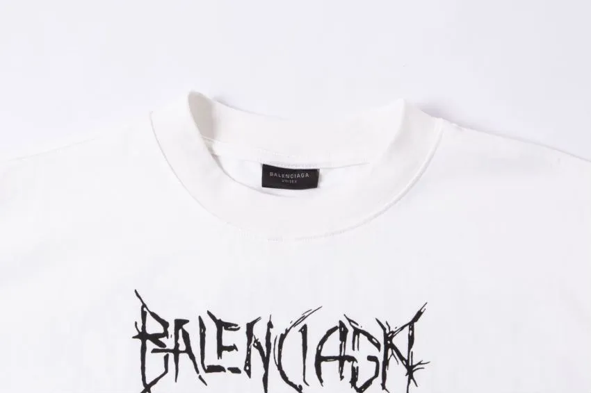 The top proven version of Balenciaga/Balenciaga 24SS Year of the Dragon hand-painted graffiti logo fully printed short-sleeved T-shirt everyone has been waiting for! The Year of the Dragon limited edition is finally available! The fabric is made of 16-count single combed compact spun 250g thickened plain weave fabric, washed and dyed on the panel. The front and rear left and right sleeve patterns are all made using an elliptical machine direct injection process. After scanning the pattern, the details of the panel are adjusted manually. Then use large cloth to repeatedly adjust the pattern on the board. The printing is delicate and neat. The ready-made garments are washed softly to ensure no shrinkage. Double-pressing technology is used. The pattern part uses graffiti-style Gothic fonts. The pattern effect is fully restored. The double-layer stitching on the back collar is firm and tight. The double-chain routing on the shoulders. The hem is tightened tightly. The fabric is full of drape. The pattern is consistent. Customized and numbered washing. Only every detail is presented to customers. Size: S-XL P:280