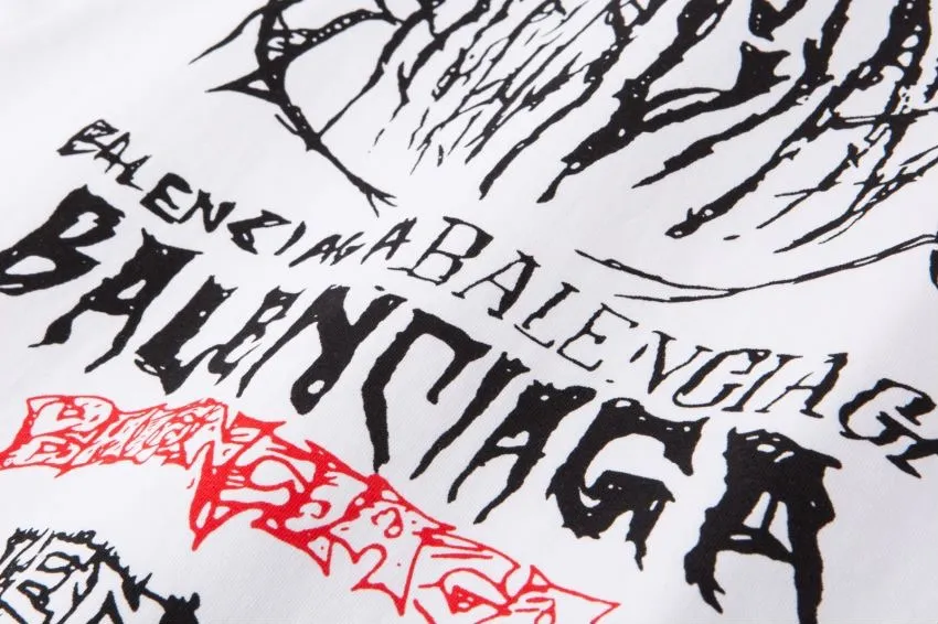 The top proven version of Balenciaga/Balenciaga 24SS Year of the Dragon hand-painted graffiti logo fully printed short-sleeved T-shirt everyone has been waiting for! The Year of the Dragon limited edition is finally available! The fabric is made of 16-count single combed compact spun 250g thickened plain weave fabric, washed and dyed on the panel. The front and rear left and right sleeve patterns are all made using an elliptical machine direct injection process. After scanning the pattern, the details of the panel are adjusted manually. Then use large cloth to repeatedly adjust the pattern on the board. The printing is delicate and neat. The ready-made garments are washed softly to ensure no shrinkage. Double-pressing technology is used. The pattern part uses graffiti-style Gothic fonts. The pattern effect is fully restored. The double-layer stitching on the back collar is firm and tight. The double-chain routing on the shoulders. The hem is tightened tightly. The fabric is full of drape. The pattern is consistent. Customized and numbered washing. Only every detail is presented to customers. Size: S-XL P:280