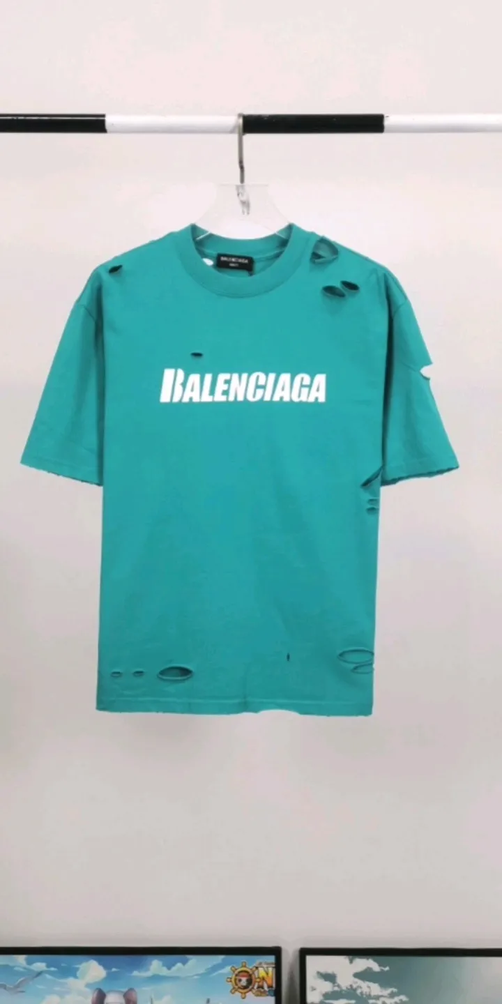 Real shot of the video————The top tested version Balenciaga/BALENCIAGA chest crack print logo basic hole washed burst pattern male and female couple stars the same style pure cotton short-sleeved T-shirts custom-woven and dyed fabrics, guaranteed to have no color difference with the genuine products, the collar threads are also dyed in the same vat. The holes on the neckline are manually rubbed, and the holes on the chest, front and back are all laser holes to ensure that the holes will not deform or wrinkle.  Made of 280g 24-count combed tightly siro-spun plain fabric, the front panel is printed with a glue-pulling effect, and imported transparent slurry is used to scrape the bottom to make the printing cracks feel even.  Color: Gray Red Blue Black White Size: XS-L P:260