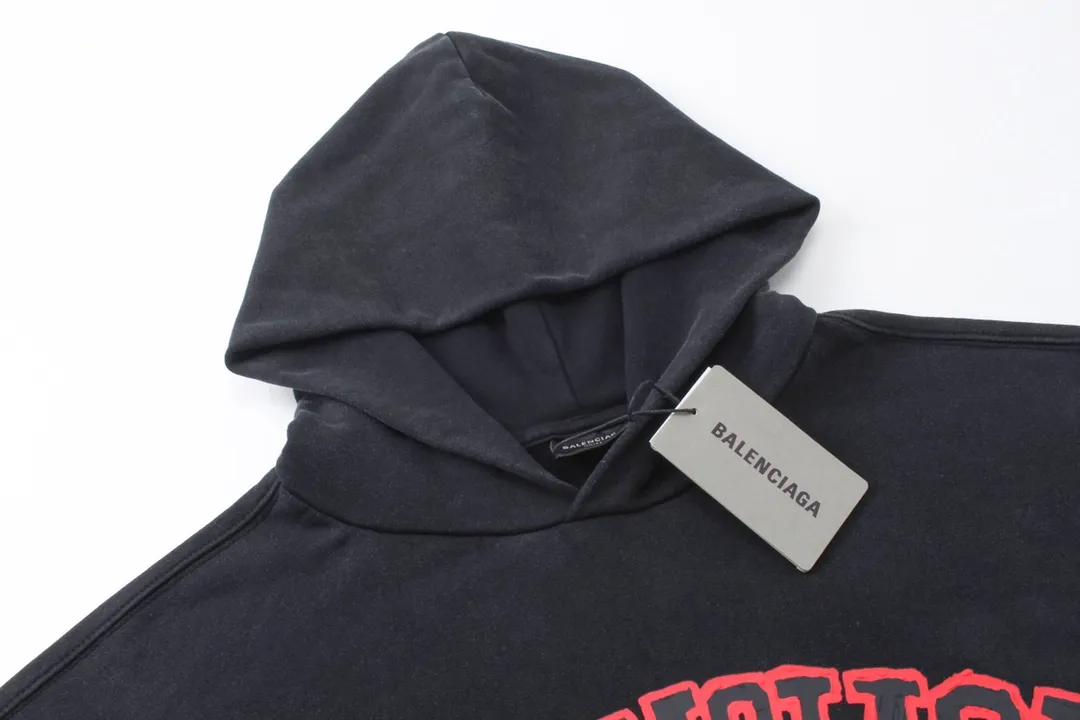 🅿️316 Detailed picture [Top version. Official website quality] BALENCI*GA/Paris. 23 spring new style, crown wheat scissors foam printing process. Ready-to-wear distressed washed long-sleeved hooded sweatshirt. Brick cabinet synchronization. The fabric is made of Paris ZP custom-woven and dyed cotton sweatshirt. The weight is 450 grams, the cloth surface is clean. The cloth pattern is clear, soft and comfortable. The threads are dyed with no color difference. The classic pattern is printed with environmentally friendly imported materials, hand-painted effect foam printing, the effect is three-dimensional and restores the brick cabinet. Different market currencies, welcome to compare. The version adopts OS loose shoulder design. Same style for men and women. Code: BL238067 Color: washed black, off-white Size: XS S M L