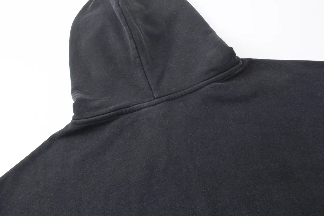 🅿️316 Detailed picture [Top version. Official website quality] BALENCI*GA/Paris. 23 spring new style, crown wheat scissors foam printing process. Ready-to-wear distressed washed long-sleeved hooded sweatshirt. Brick cabinet synchronization. The fabric is made of Paris ZP custom-woven and dyed cotton sweatshirt. The weight is 450 grams, the cloth surface is clean. The cloth pattern is clear, soft and comfortable. The threads are dyed with no color difference. The classic pattern is printed with environmentally friendly imported materials, hand-painted effect foam printing, the effect is three-dimensional and restores the brick cabinet. Different market currencies, welcome to compare. The version adopts OS loose shoulder design. Same style for men and women. Code: BL238067 Color: washed black, off-white Size: XS S M L