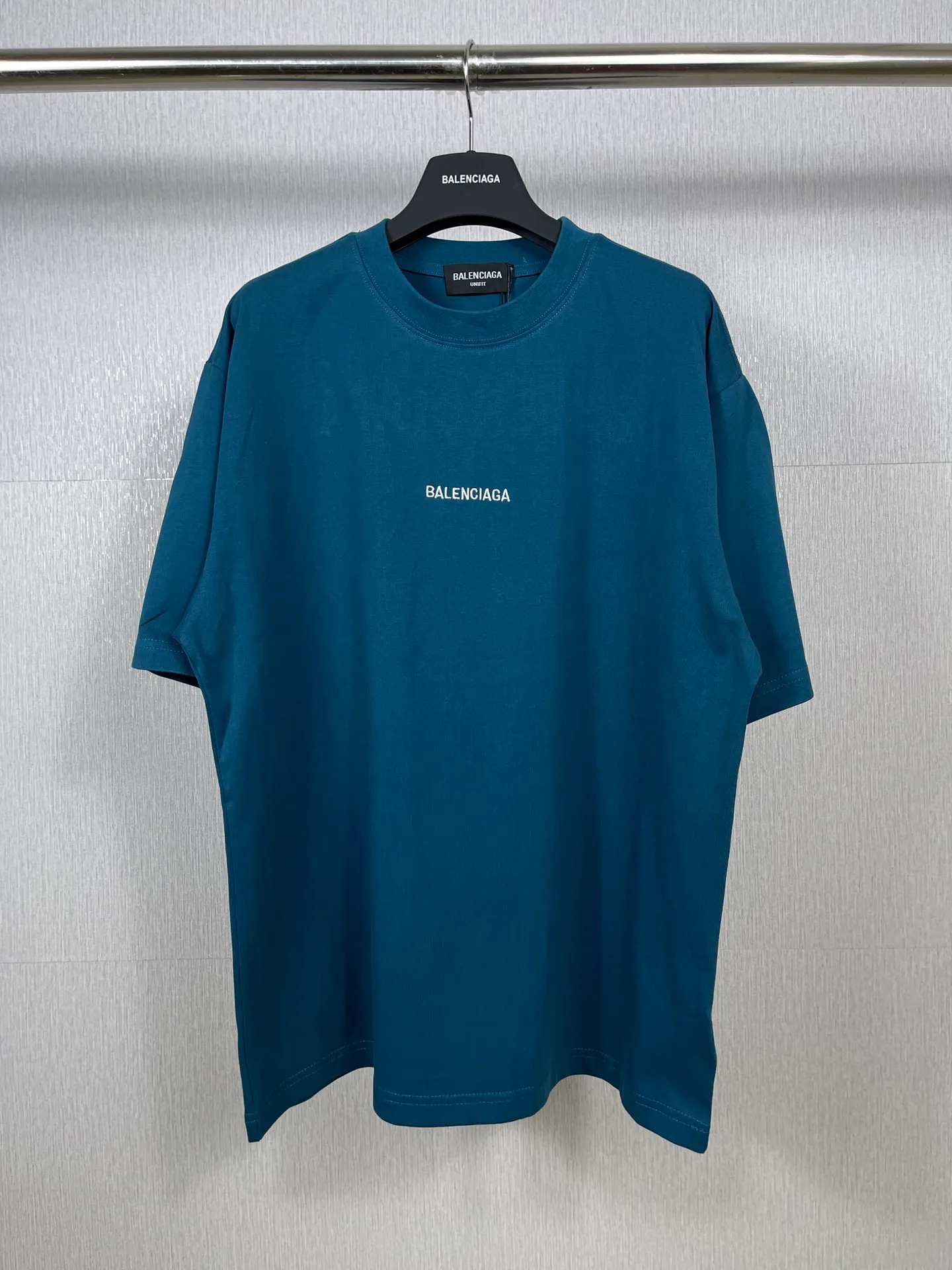 🅿️166 real photos [Top version. Official website quality] BALENCI*GA/Paris #Classic style. Classic letter embroidered short-sleeved T-shirt on the front and back #2023 spring and summer brick cabinet synchronization.                       The fabric is made of Paris ZP custom-woven and dyed cotton double yarn, weighing 260 grams. The cloth surface is clean. The cloth pattern is clear, soft and comfortable. The threads are dyed with no color difference. The classic letters are embroidered with an imported embroidery machine. The letters are clear and the effect is three-dimensional, restoring the brick cabinet. The version adopts the OS loose shoulder style. Same style for men and women. Coding: BL223006 Color: smoke gray, purple, light green, peacock blue, black, rice coffee, gray green Size: XS S M L