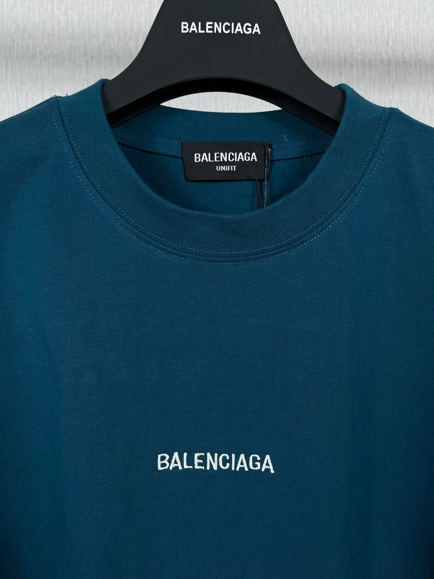 🅿️166 real photos [Top version. Official website quality] BALENCI*GA/Paris #Classic style. Classic letter embroidered short-sleeved T-shirt on the front and back #2023 spring and summer brick cabinet synchronization.                       The fabric is made of Paris ZP custom-woven and dyed cotton double yarn, weighing 260 grams. The cloth surface is clean. The cloth pattern is clear, soft and comfortable. The threads are dyed with no color difference. The classic letters are embroidered with an imported embroidery machine. The letters are clear and the effect is three-dimensional, restoring the brick cabinet. The version adopts the OS loose shoulder style. Same style for men and women. Coding: BL223006 Color: smoke gray, purple, light green, peacock blue, black, rice coffee, gray green Size: XS S M L