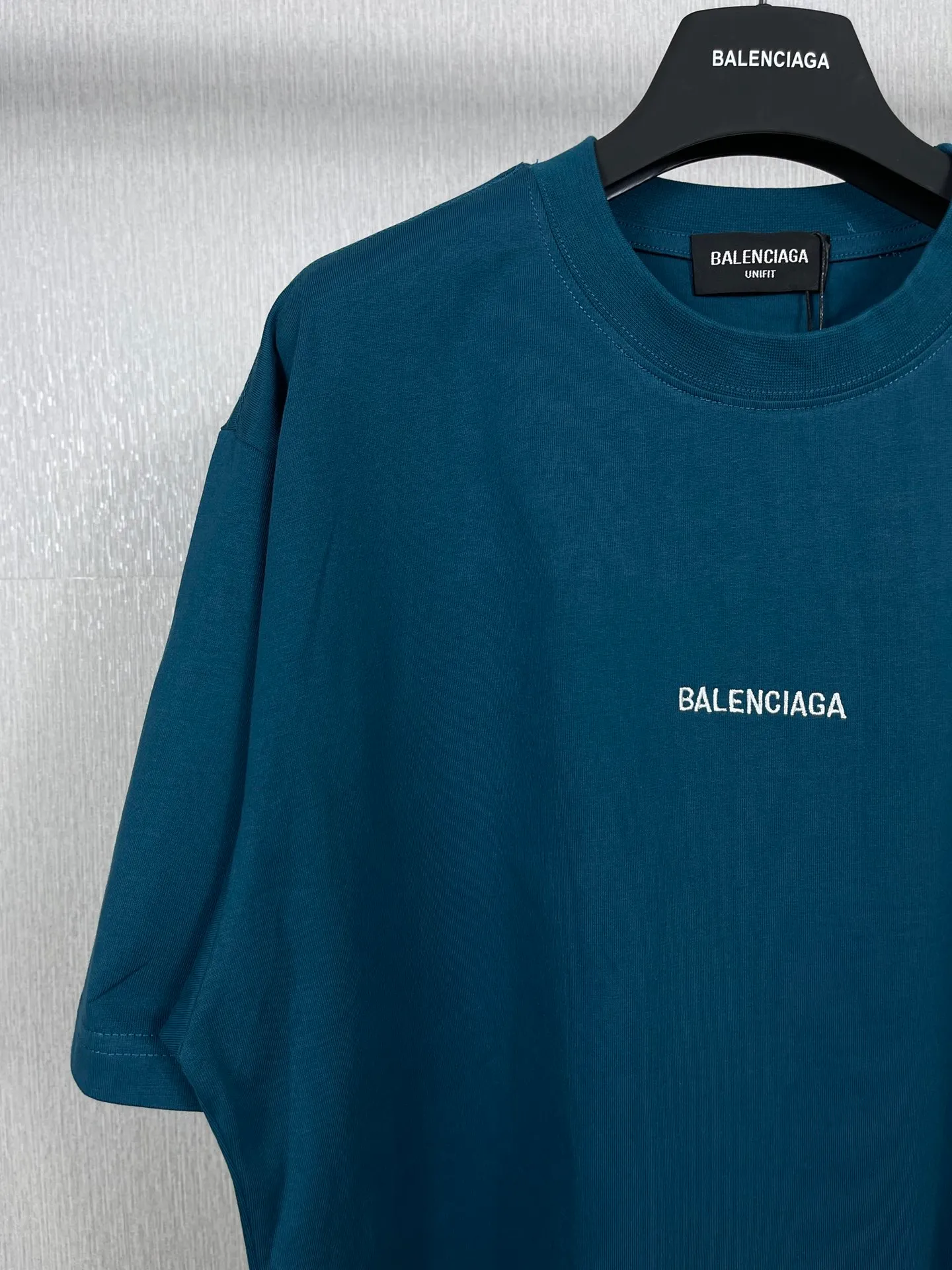 🅿️166 real photos [Top version. Official website quality] BALENCI*GA/Paris #Classic style. Classic letter embroidered short-sleeved T-shirt on the front and back #2023 spring and summer brick cabinet synchronization.                       The fabric is made of Paris ZP custom-woven and dyed cotton double yarn, weighing 260 grams. The cloth surface is clean. The cloth pattern is clear, soft and comfortable. The threads are dyed with no color difference. The classic letters are embroidered with an imported embroidery machine. The letters are clear and the effect is three-dimensional, restoring the brick cabinet. The version adopts the OS loose shoulder style. Same style for men and women. Coding: BL223006 Color: smoke gray, purple, light green, peacock blue, black, rice coffee, gray green Size: XS S M L