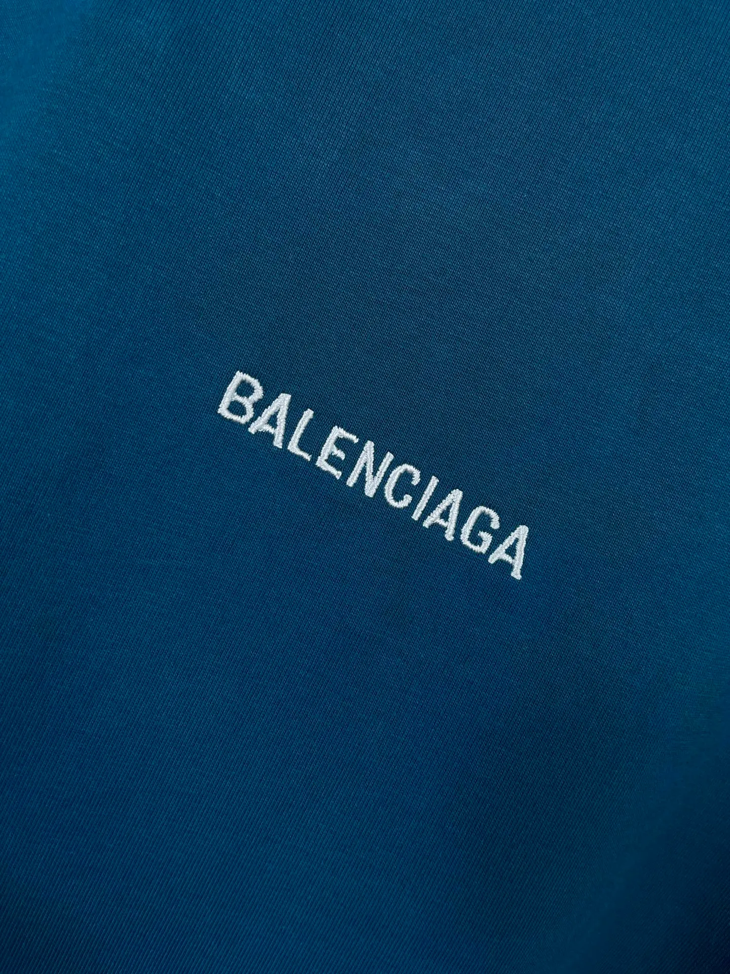 🅿️166 real photos [Top version. Official website quality] BALENCI*GA/Paris #Classic style. Classic letter embroidered short-sleeved T-shirt on the front and back #2023 spring and summer brick cabinet synchronization.                       The fabric is made of Paris ZP custom-woven and dyed cotton double yarn, weighing 260 grams. The cloth surface is clean. The cloth pattern is clear, soft and comfortable. The threads are dyed with no color difference. The classic letters are embroidered with an imported embroidery machine. The letters are clear and the effect is three-dimensional, restoring the brick cabinet. The version adopts the OS loose shoulder style. Same style for men and women. Coding: BL223006 Color: smoke gray, purple, light green, peacock blue, black, rice coffee, gray green Size: XS S M L