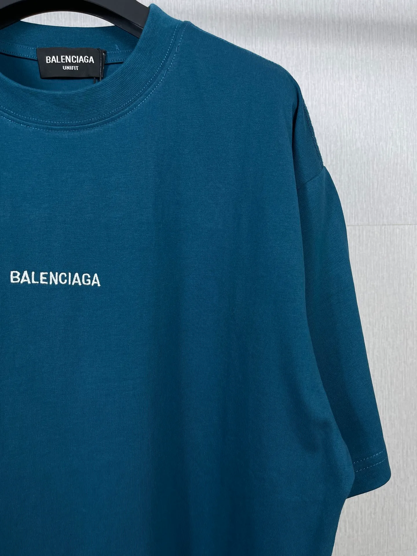 🅿️166 real photos [Top version. Official website quality] BALENCI*GA/Paris #Classic style. Classic letter embroidered short-sleeved T-shirt on the front and back #2023 spring and summer brick cabinet synchronization.                       The fabric is made of Paris ZP custom-woven and dyed cotton double yarn, weighing 260 grams. The cloth surface is clean. The cloth pattern is clear, soft and comfortable. The threads are dyed with no color difference. The classic letters are embroidered with an imported embroidery machine. The letters are clear and the effect is three-dimensional, restoring the brick cabinet. The version adopts the OS loose shoulder style. Same style for men and women. Coding: BL223006 Color: smoke gray, purple, light green, peacock blue, black, rice coffee, gray green Size: XS S M L