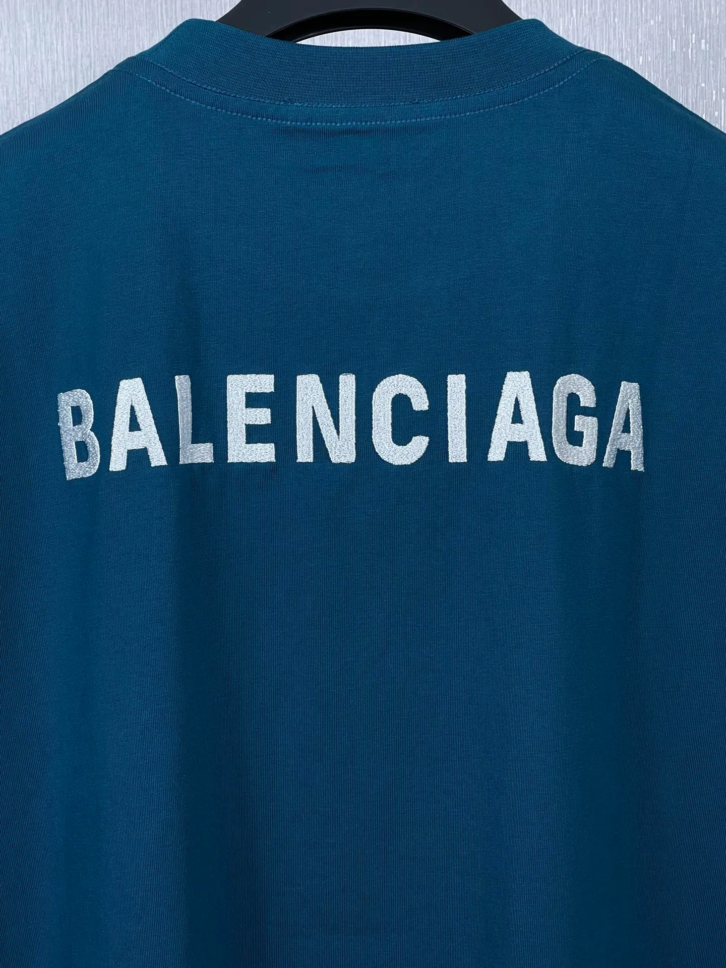 🅿️166 real photos [Top version. Official website quality] BALENCI*GA/Paris #Classic style. Classic letter embroidered short-sleeved T-shirt on the front and back #2023 spring and summer brick cabinet synchronization.                       The fabric is made of Paris ZP custom-woven and dyed cotton double yarn, weighing 260 grams. The cloth surface is clean. The cloth pattern is clear, soft and comfortable. The threads are dyed with no color difference. The classic letters are embroidered with an imported embroidery machine. The letters are clear and the effect is three-dimensional, restoring the brick cabinet. The version adopts the OS loose shoulder style. Same style for men and women. Coding: BL223006 Color: smoke gray, purple, light green, peacock blue, black, rice coffee, gray green Size: XS S M L