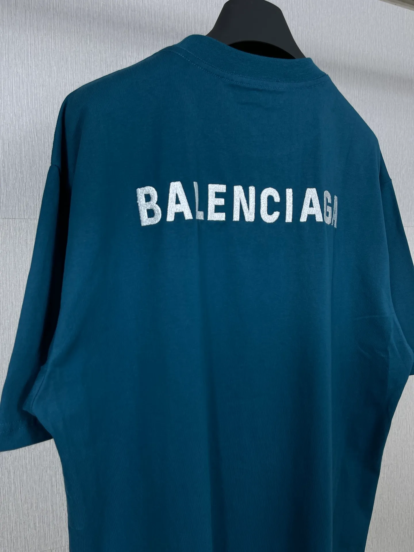 🅿️166 real photos [Top version. Official website quality] BALENCI*GA/Paris #Classic style. Classic letter embroidered short-sleeved T-shirt on the front and back #2023 spring and summer brick cabinet synchronization.                       The fabric is made of Paris ZP custom-woven and dyed cotton double yarn, weighing 260 grams. The cloth surface is clean. The cloth pattern is clear, soft and comfortable. The threads are dyed with no color difference. The classic letters are embroidered with an imported embroidery machine. The letters are clear and the effect is three-dimensional, restoring the brick cabinet. The version adopts the OS loose shoulder style. Same style for men and women. Coding: BL223006 Color: smoke gray, purple, light green, peacock blue, black, rice coffee, gray green Size: XS S M L