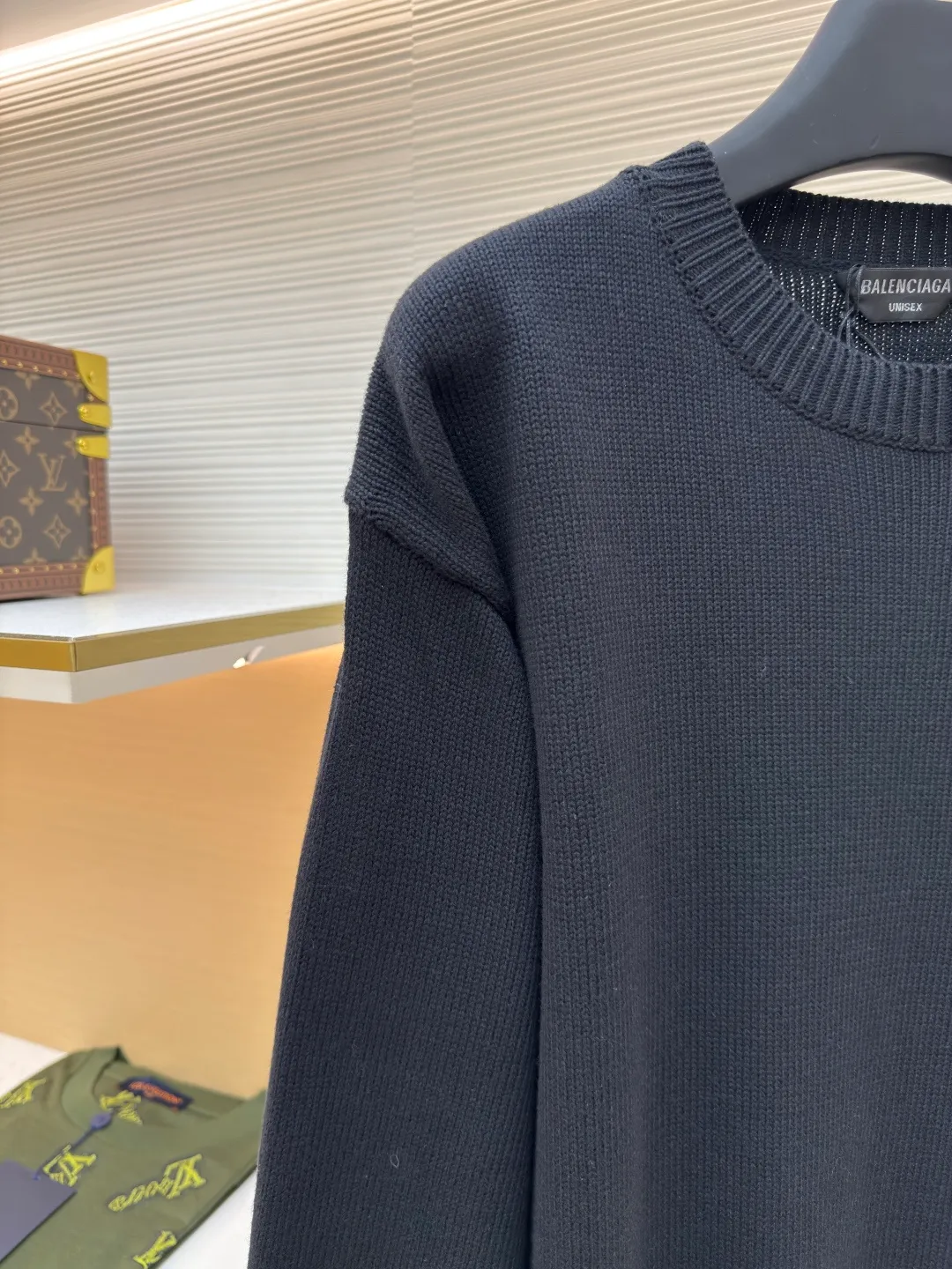 Balenciaga wheat ear embroidery mud print sweater ●Item number: 1680598-A65 ●Material: pure cotton fabric ●Technology: mud print knitting ●Version: loose fit ●Weight: about 530 grams ●Size: S-M-L-XL ●Description: Made of 90% cotton with 10% wool. The upper body of this fabric has a more three-dimensional shape, and 10% wool can make the upper body more comfortable. The embroidery uses 3'D three-dimensional embroidery, and the chest is embellished with the wheat double B logo. The back panel uses mud printing technology, which uses mixed colors to produce mud-colored printing. I worked on the board back and forth for more than a month and tried the board more than 10 times before the reproduction was perfectly restored. One that is very heavily reworked and close to the original. The overall wiring is straight and delicate, the fabric is comfortable and soft, and the color is consistent without color difference. It can be matched with the same style to create a fashionable look and control various occasions. Customized accessories, complete with three standards, same style for men and women!