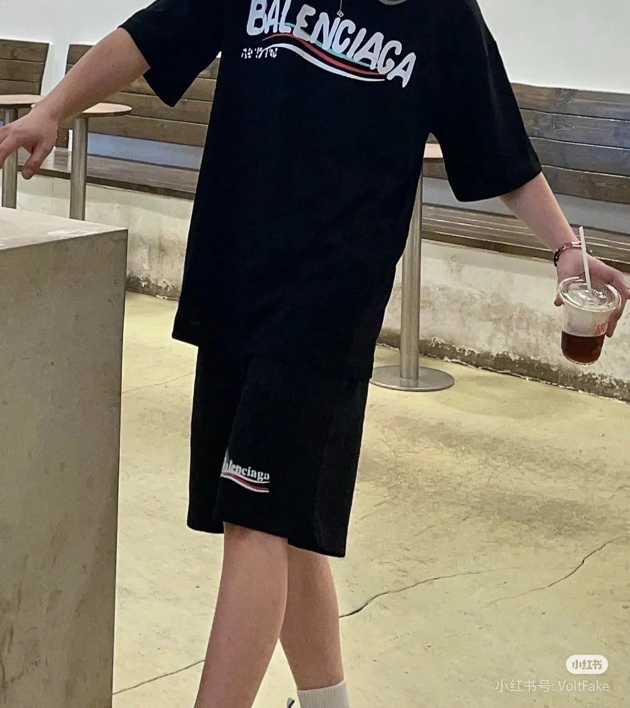 🎀Hot model pictures🎀Top tested version of BALENCIAGA Paris' new Coke graffiti letter shorts. The os version is really charming. Balenciaga is really unique. Each season's new version is the best. It is very practical and can be worn casually. ✔️ - ⚠️100% cotton. Made of custom-dyed terry cotton sweatshirt surface, 420g double-ply yarn, comfortable to the touch. Made of imported knitting needle carded cotton, the thickness is moderate, drapey and contoured, making the upper body comfortable! ! It is very tolerant to fat body types and can instantly lose five pounds after wearing it!  The artistic arrangement of English letters on the front panel # Simple Elements greatly increases the interest of the clothing; it has a unique visual effect.  Pants hem Loose closing Double-layer fabric Good closing effect Exquisite hemming Color: Black White Size: XS-S-M-L P: 290
