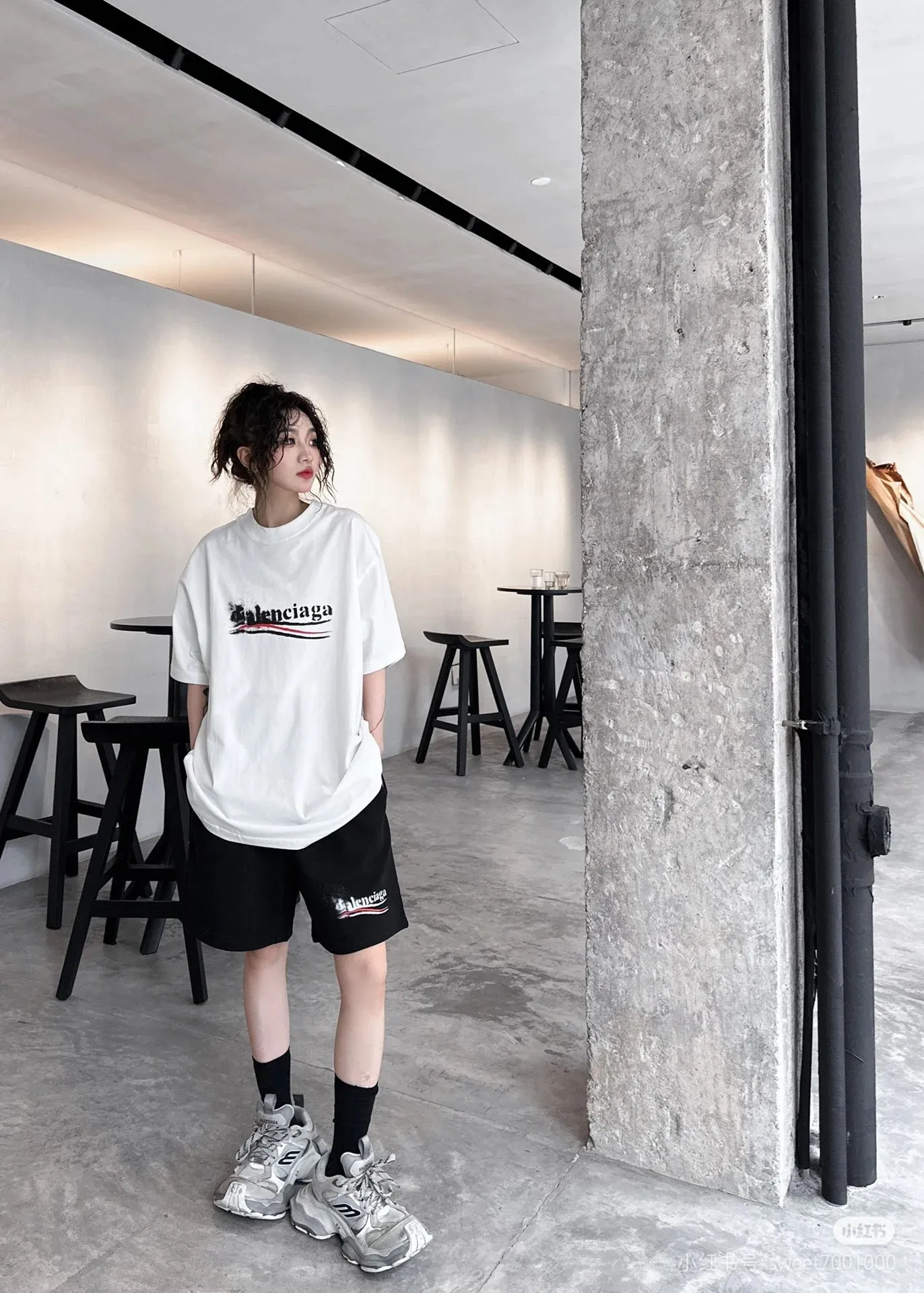 🎀Hot model pictures🎀Top tested version of BALENCIAGA Paris' new Coke graffiti letter shorts. The os version is really charming. Balenciaga is really unique. Each season's new version is the best. It is very practical and can be worn casually. ✔️ - ⚠️100% cotton. Made of custom-dyed terry cotton sweatshirt surface, 420g double-ply yarn, comfortable to the touch. Made of imported knitting needle carded cotton, the thickness is moderate, drapey and contoured, making the upper body comfortable! ! It is very tolerant to fat body types and can instantly lose five pounds after wearing it!  The artistic arrangement of English letters on the front panel # Simple Elements greatly increases the interest of the clothing; it has a unique visual effect.  Pants hem Loose closing Double-layer fabric Good closing effect Exquisite hemming Color: Black White Size: XS-S-M-L P: 290