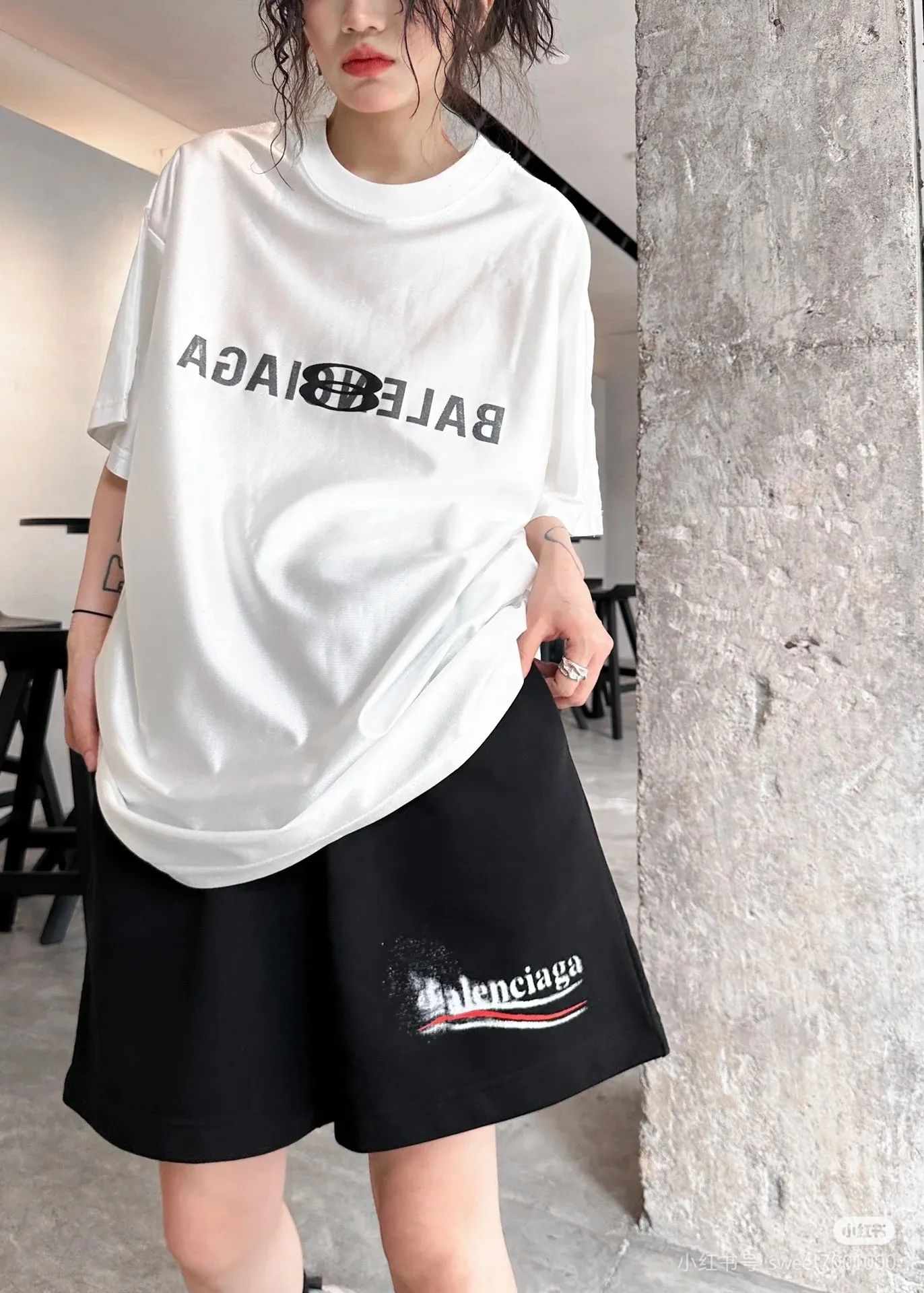 🎀Hot model pictures🎀Top tested version of BALENCIAGA Paris' new Coke graffiti letter shorts. The os version is really charming. Balenciaga is really unique. Each season's new version is the best. It is very practical and can be worn casually. ✔️ - ⚠️100% cotton. Made of custom-dyed terry cotton sweatshirt surface, 420g double-ply yarn, comfortable to the touch. Made of imported knitting needle carded cotton, the thickness is moderate, drapey and contoured, making the upper body comfortable! ! It is very tolerant to fat body types and can instantly lose five pounds after wearing it!  The artistic arrangement of English letters on the front panel # Simple Elements greatly increases the interest of the clothing; it has a unique visual effect.  Pants hem Loose closing Double-layer fabric Good closing effect Exquisite hemming Color: Black White Size: XS-S-M-L P: 290