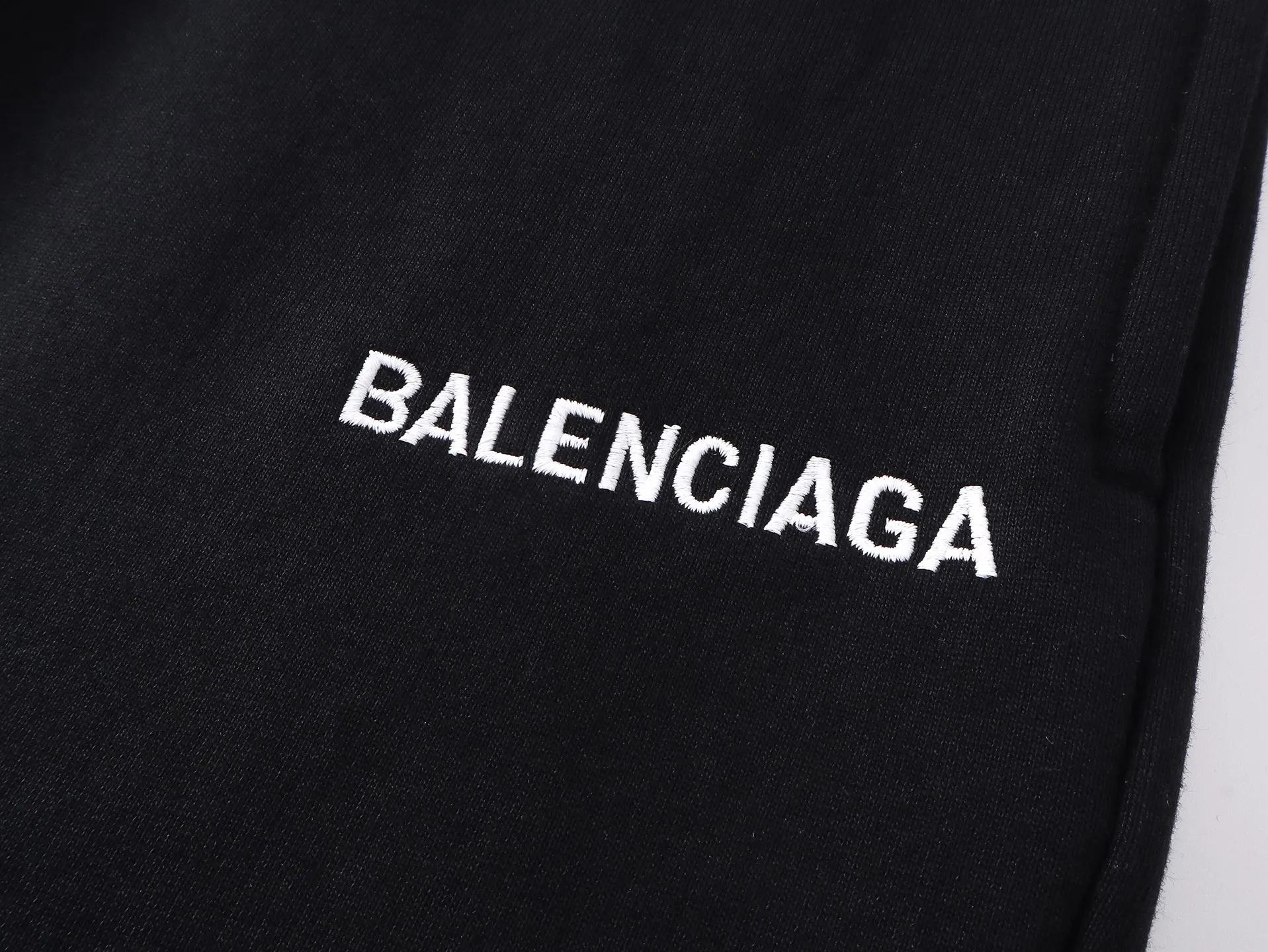 🅿️210 real photos [Top version. Official website quality] BALENCI*GA/Paris. New style letter classic LOGO embroidered shorts. Brick cabinet synchronization. Genuine product developed at the first time, happy to print and compare! The fabric is made of Paris ZP custom-woven and dyed 100% cotton terry sweatshirt. The weight is 460 grams. The cloth surface is clean. The cloth pattern is clear and the hand feels soft and comfortable. The embroidery uses an imported Tajima embroidery machine. The letters are clear and the effect is three-dimensional. The version adopts a loose version. Same style for men and women. Code: BL257015 Color: Black Size: XS S M L